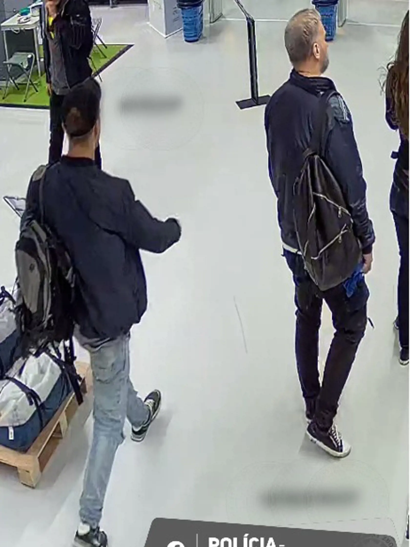 Bratislavská polícia vyšetruje krádež v obchodom dome na Pribinovej ulici v Bratislave zo 17. mája. Informovala o tom na sociálnej sieti. Verejnosť žiada v tejto súvislosti o pomoc.