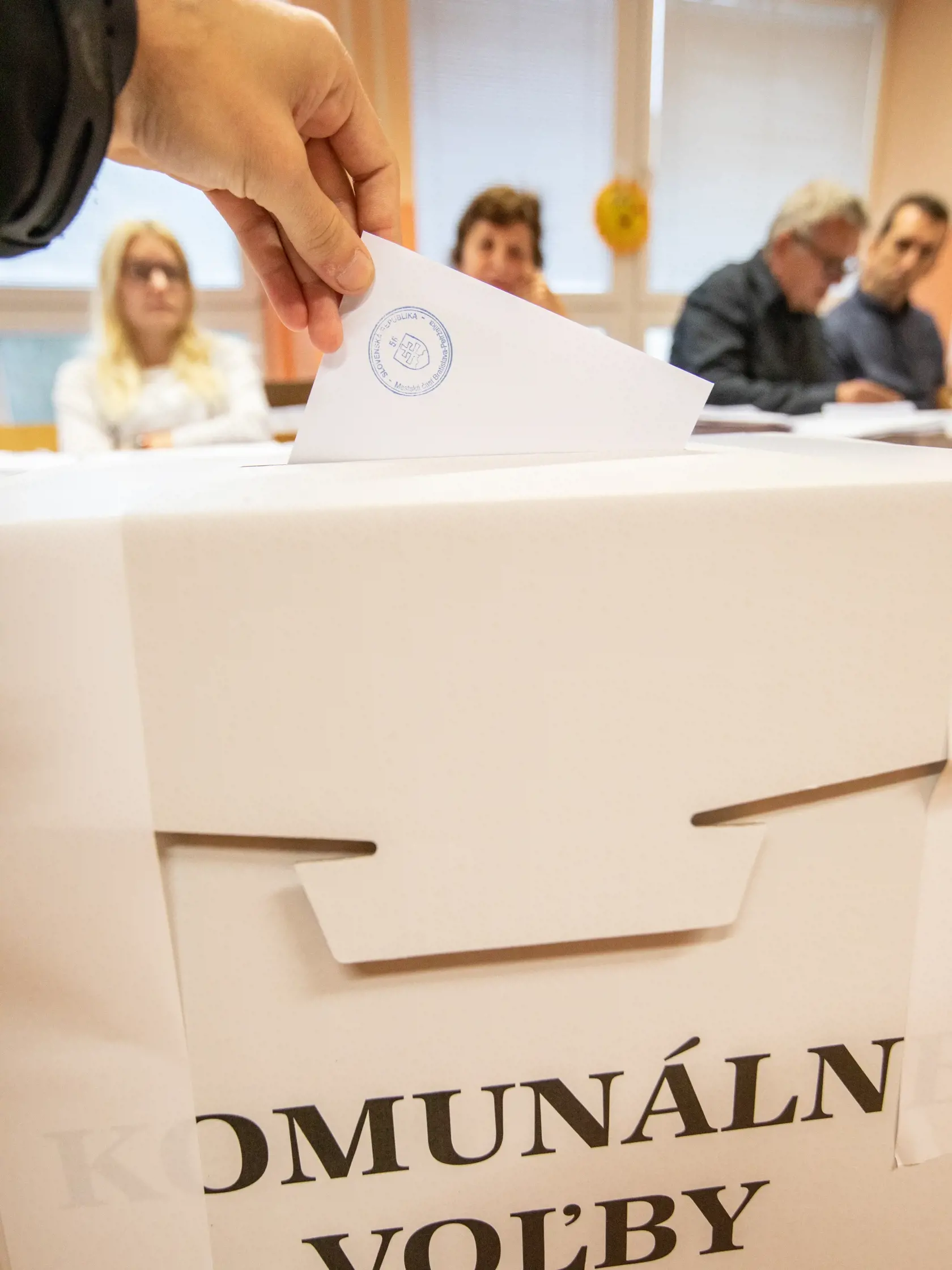 Komunálne voľby, volebná miesnosť v bratislavskej Petržalke.