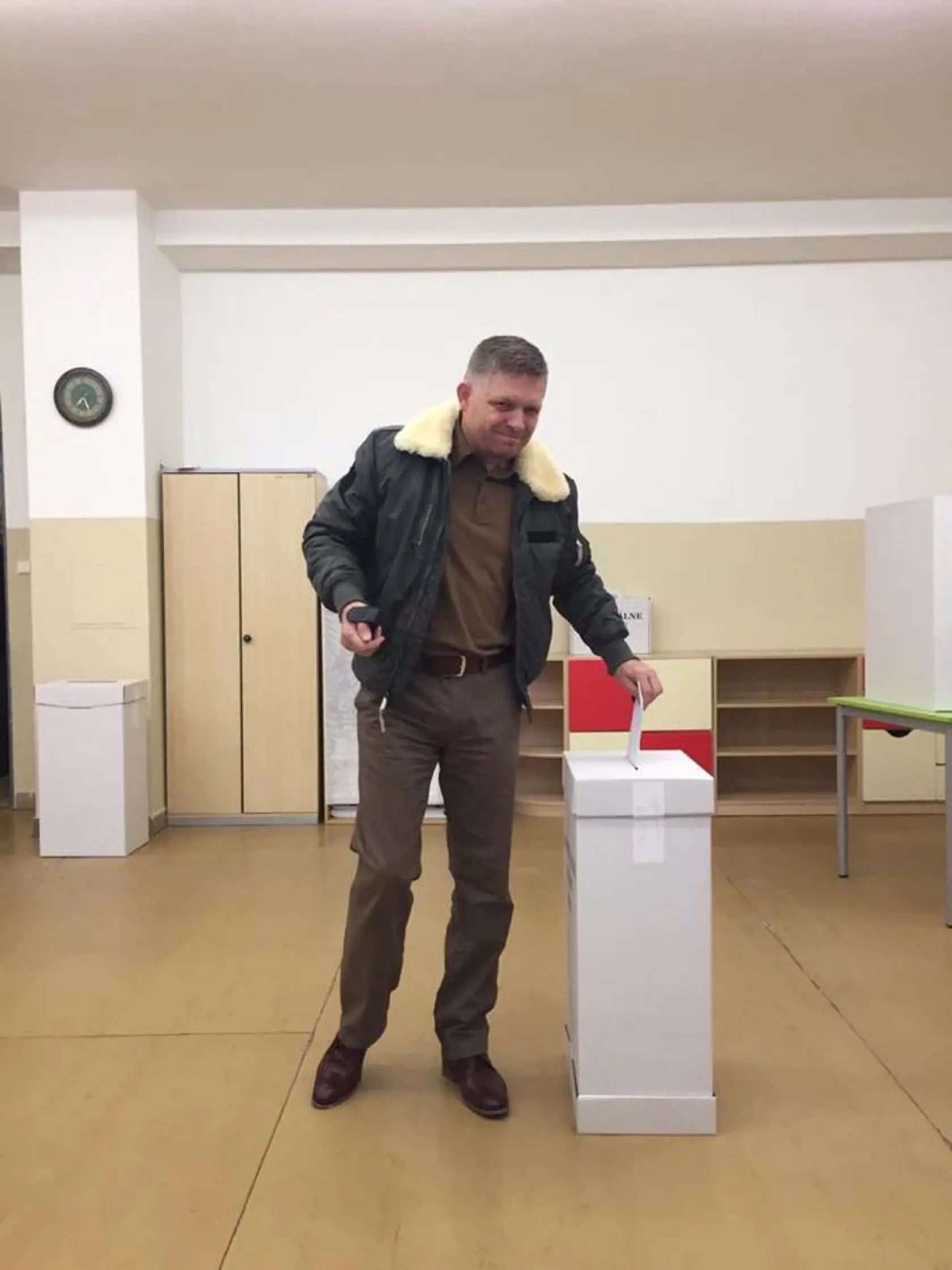 Robert Fico vhadzuje svoj volebný lístok do urny.