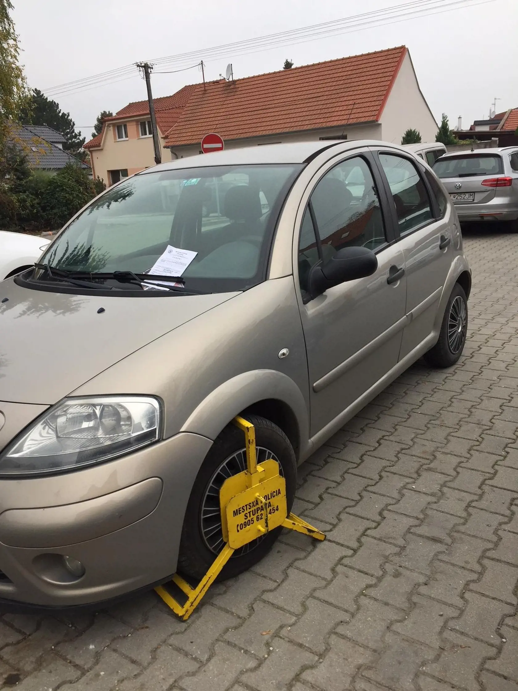 Stupavského voliča, ktorý zaparkoval cez dve miesta, po príchode z volieb čakala papuča.