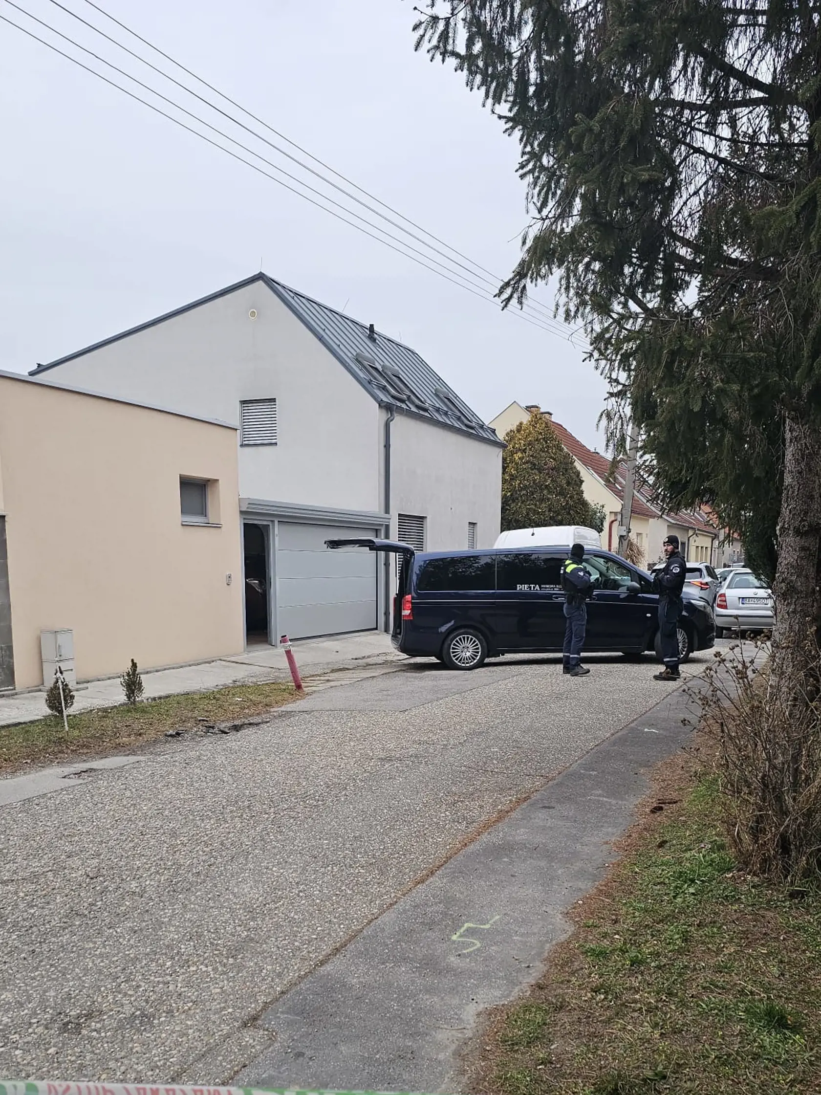 Na snímke polícia zasahuje na mieste tragédia v bratislavskom Ružinove. V jednom z rodinných domov sa našlo telo doboadnej ženy.