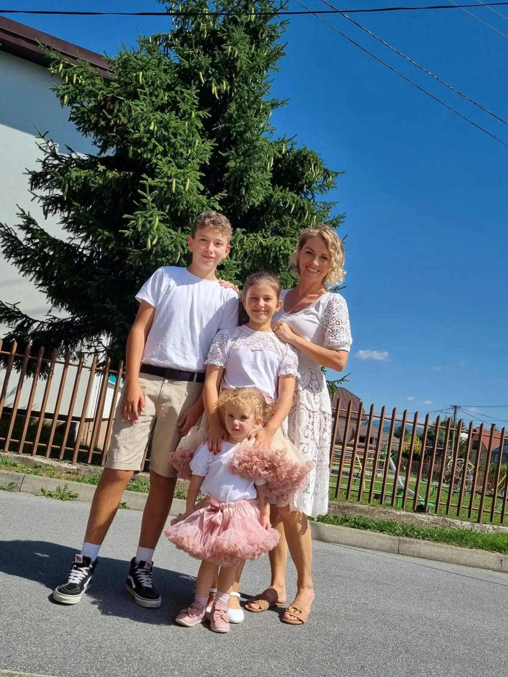 Erika je romantická duša, v týchto krásnych čipkovaných šatách žiarila ako víla...