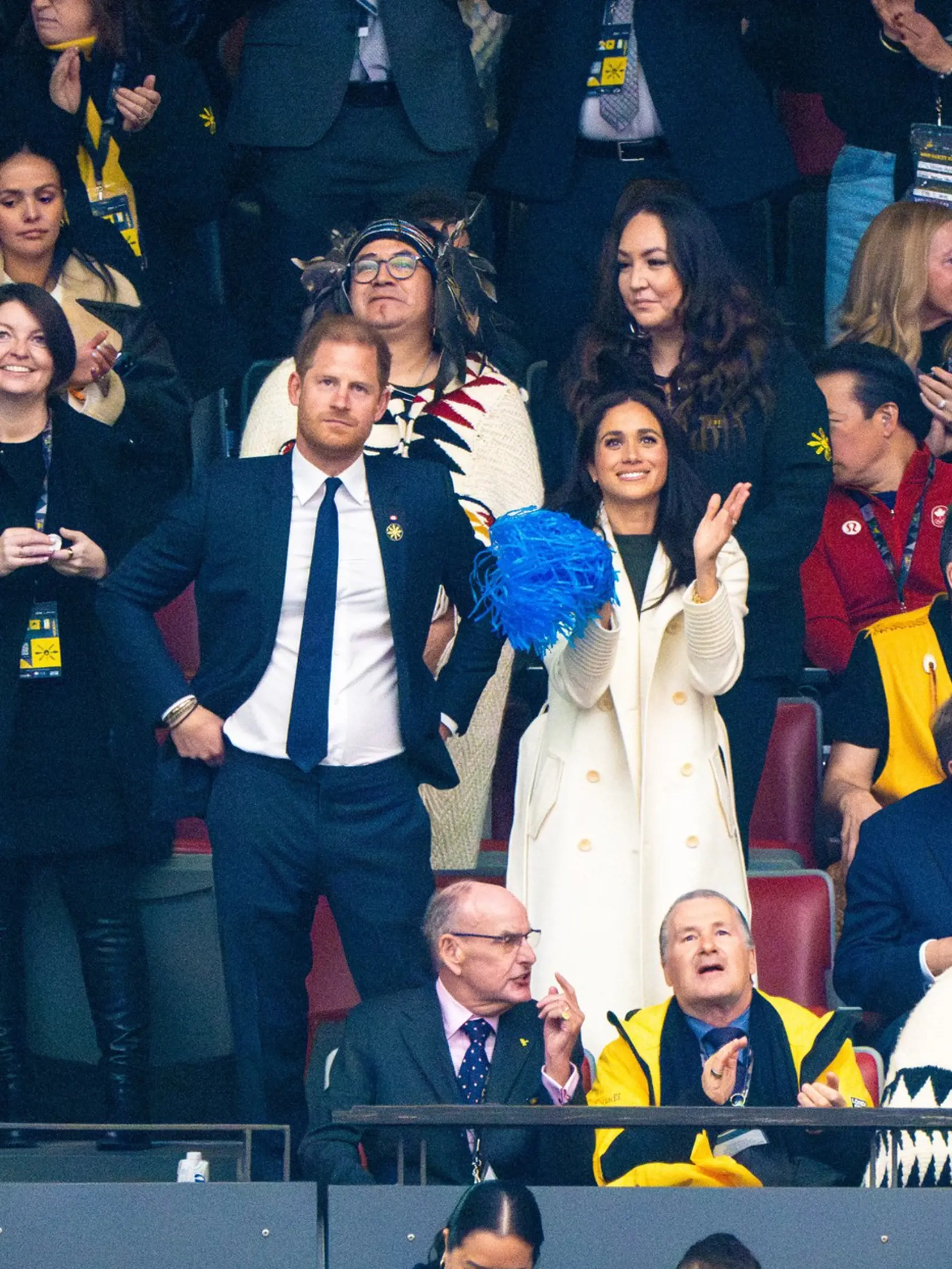 Na otvárací ceremoniál si Meghan vzala obľúbený kabát z vlny mladej alpaky kanadskej značky Sentaler za 2 218 eur vo farbe slonovinovej kosti. Doplnila ho béžovými lodičkami značky Aquazzura.