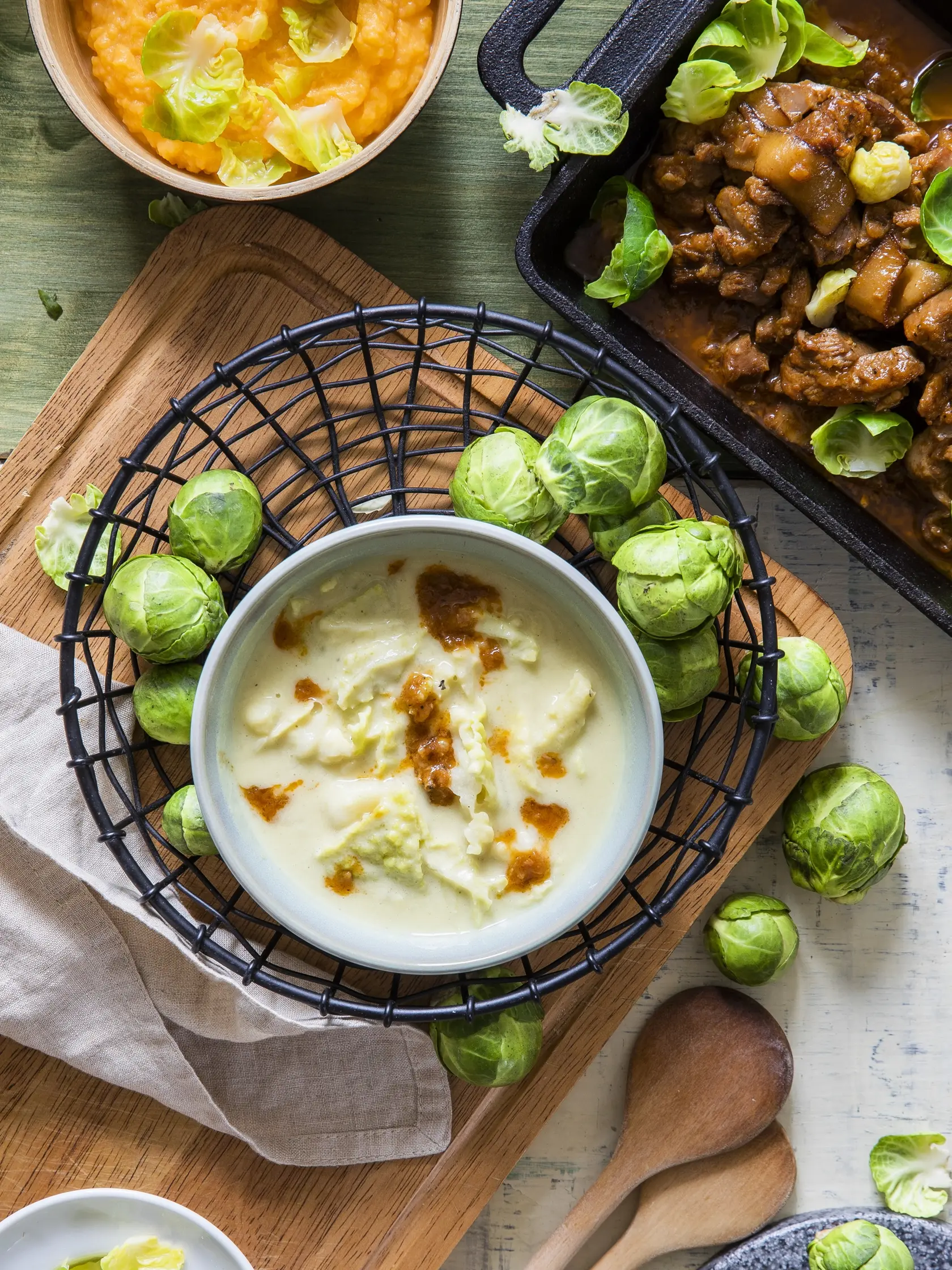 dusené morčacie stehno s kelovým prívarkom a batatovým pyré

recept:
5 PORCIÍ, PRÍPRAVA 30 MINÚT, VARENIE 90 MINÚT
Na morčacie mäso:
• 1 kg morčacieho stehna bez kosti a kože • 150 g slaniny (plátky)
• 2 cibule • 3 strúčiky cesnaku
• 1 lyžička mletej sladkej červenej papriky • vývar alebo voda
Na kel:
• 2 cibule • pol lyžičky drvenej rasce
• 2 strúčiky cesnaku • 1-2 stredne veľké zemiaky • vývar alebo voda • 1 menší kel • soľ, mleté čierne korenie • olej
• 15 kusov ruz