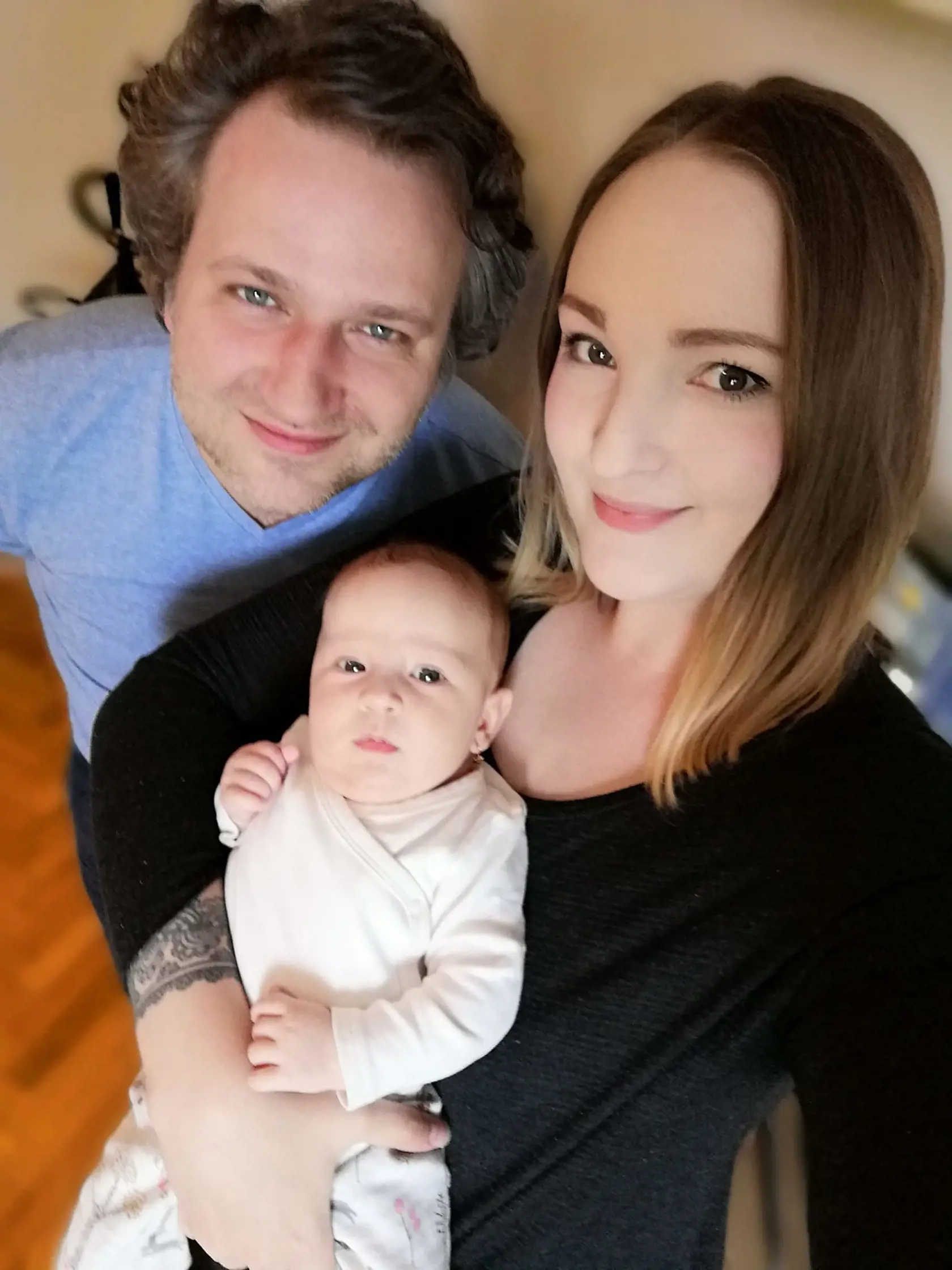 “Nebol nijak chorý a na nič sa neliečil. 22. decembra bol ešte normálne v robote, len niečo naňho “liezlo”, začal kašľať a mal nádchu. O den neskôr jednoducho odpadol a po privolaní záchranky ho hodinu oživovali, zomrel v sanitke,” hovorí smutne Katka.