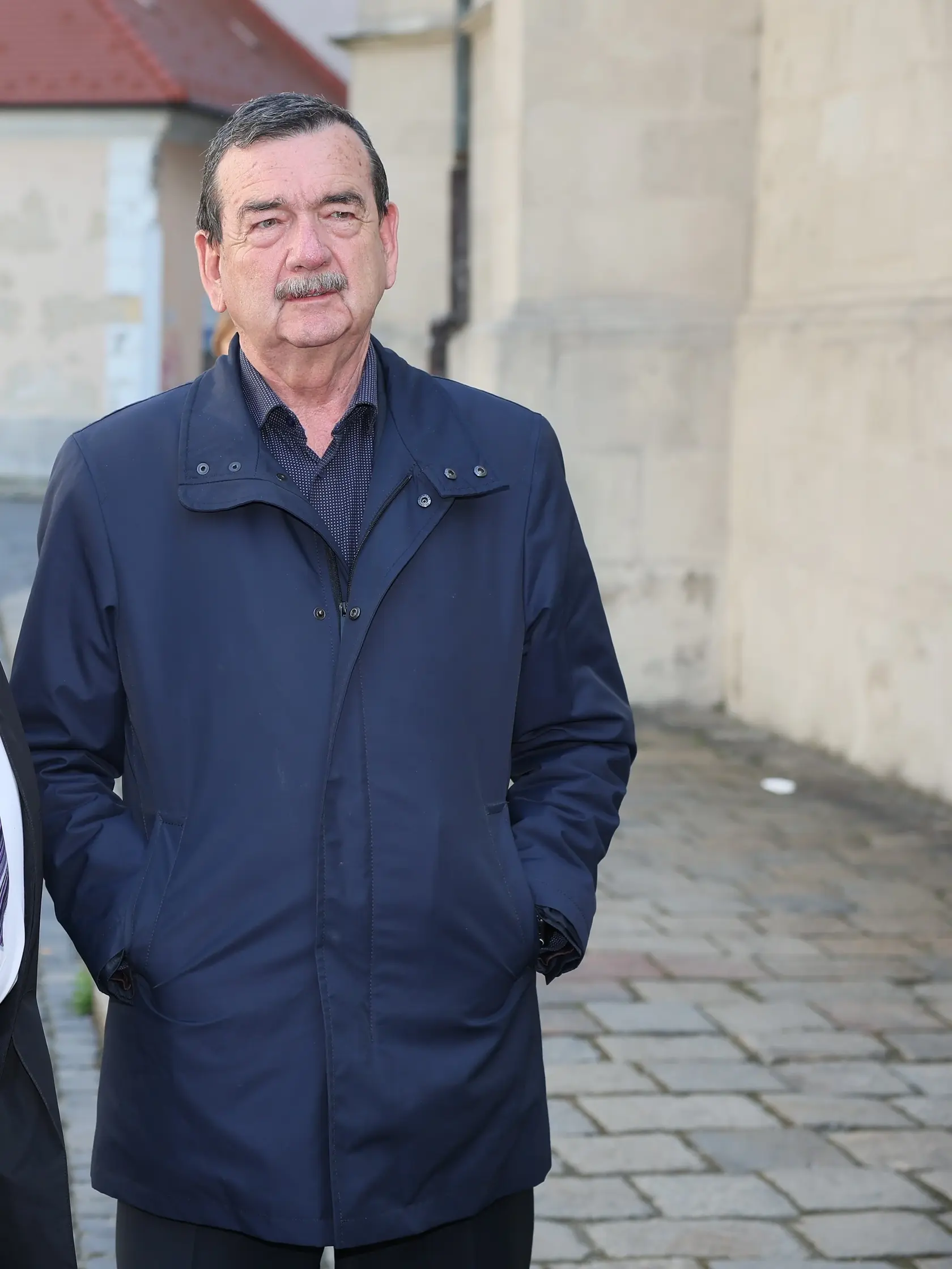 Posledná rozlúčka s hercom Štefanom Kvietikom († 90) v Katedrále sv. Martina v Bratislave. Exminister hospodárstva Ľudovít Černák.