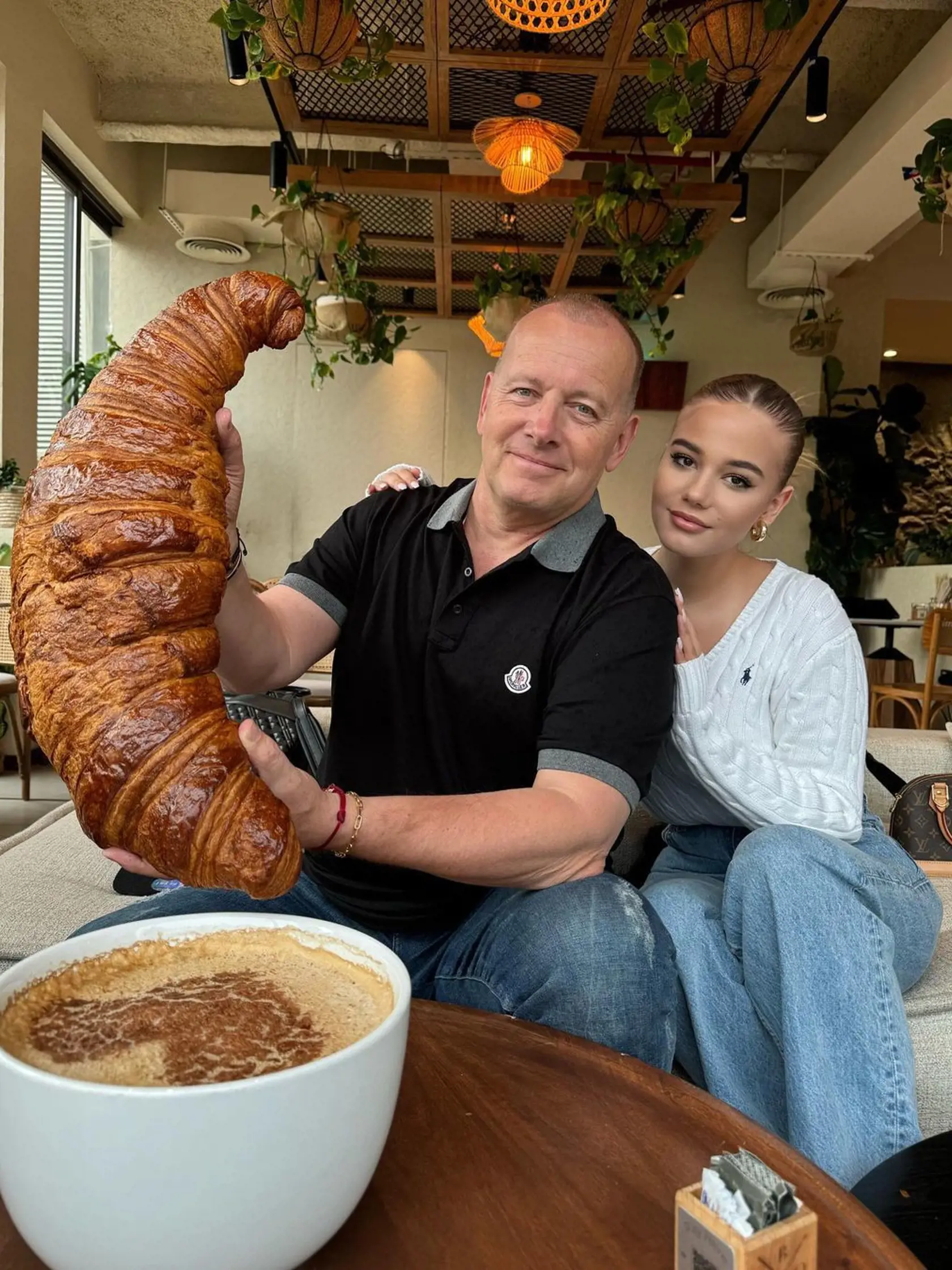 Boris uverejňuje fotky z tých istých miest ako Laura.