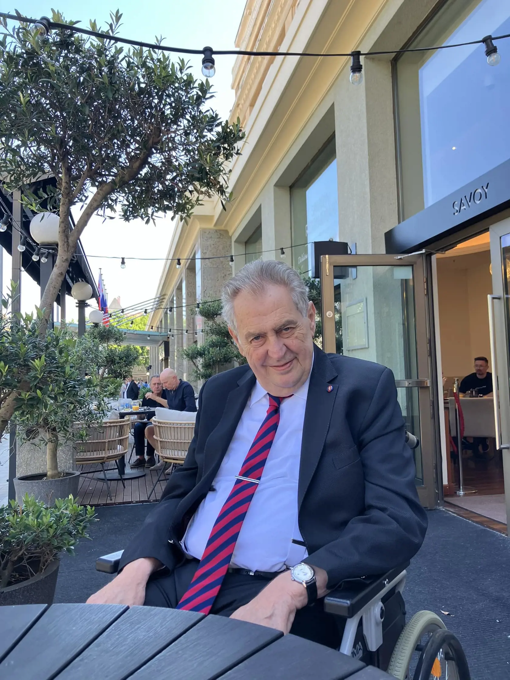 Na inaugurácii Pellegriniho sa objaví aj Miloš Zeman, ktorý pozdravuje z Bratislavy.