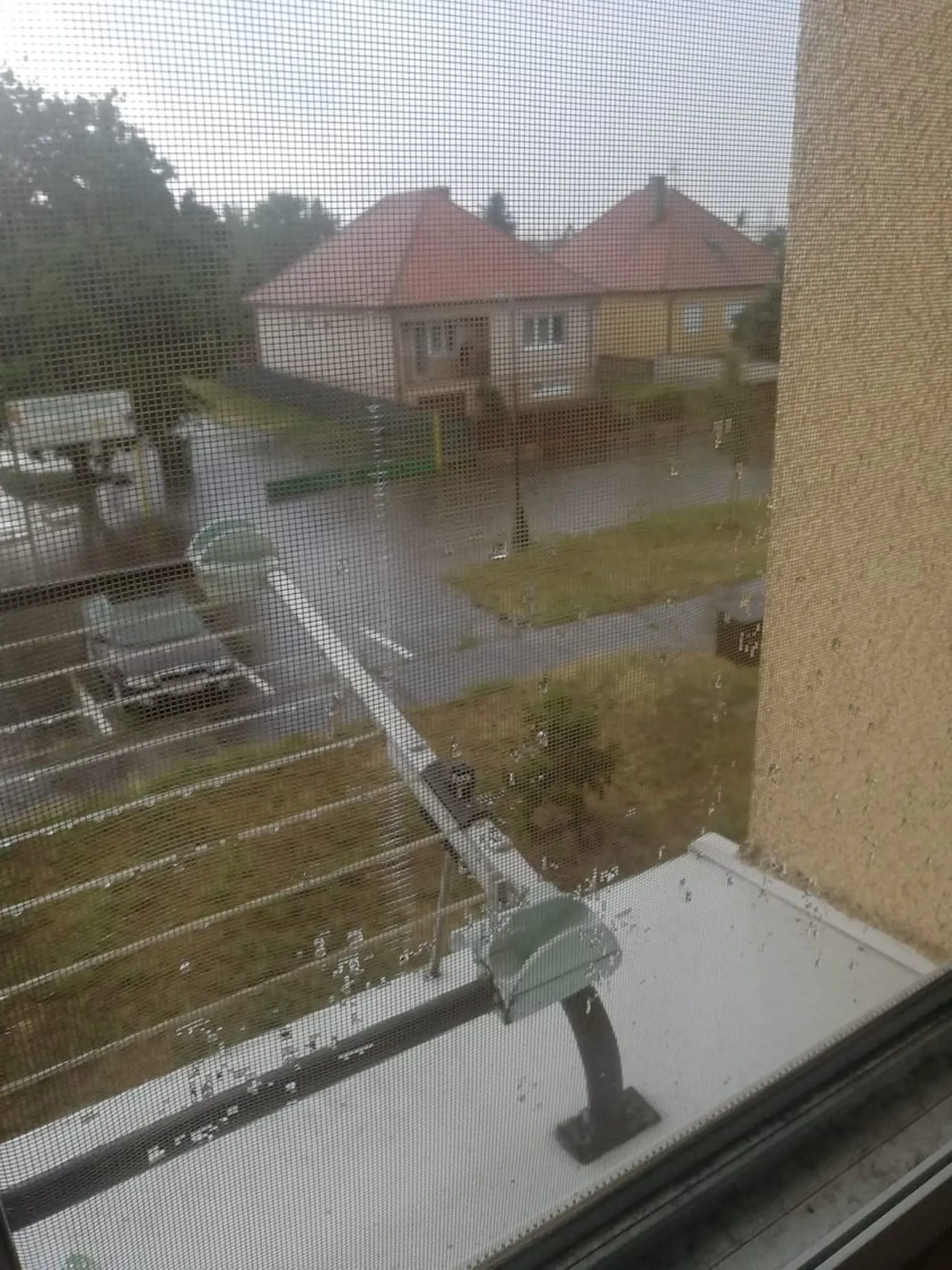 Mohutné dažde spôsobili v Šamoríne záplavy a polámané stromy.