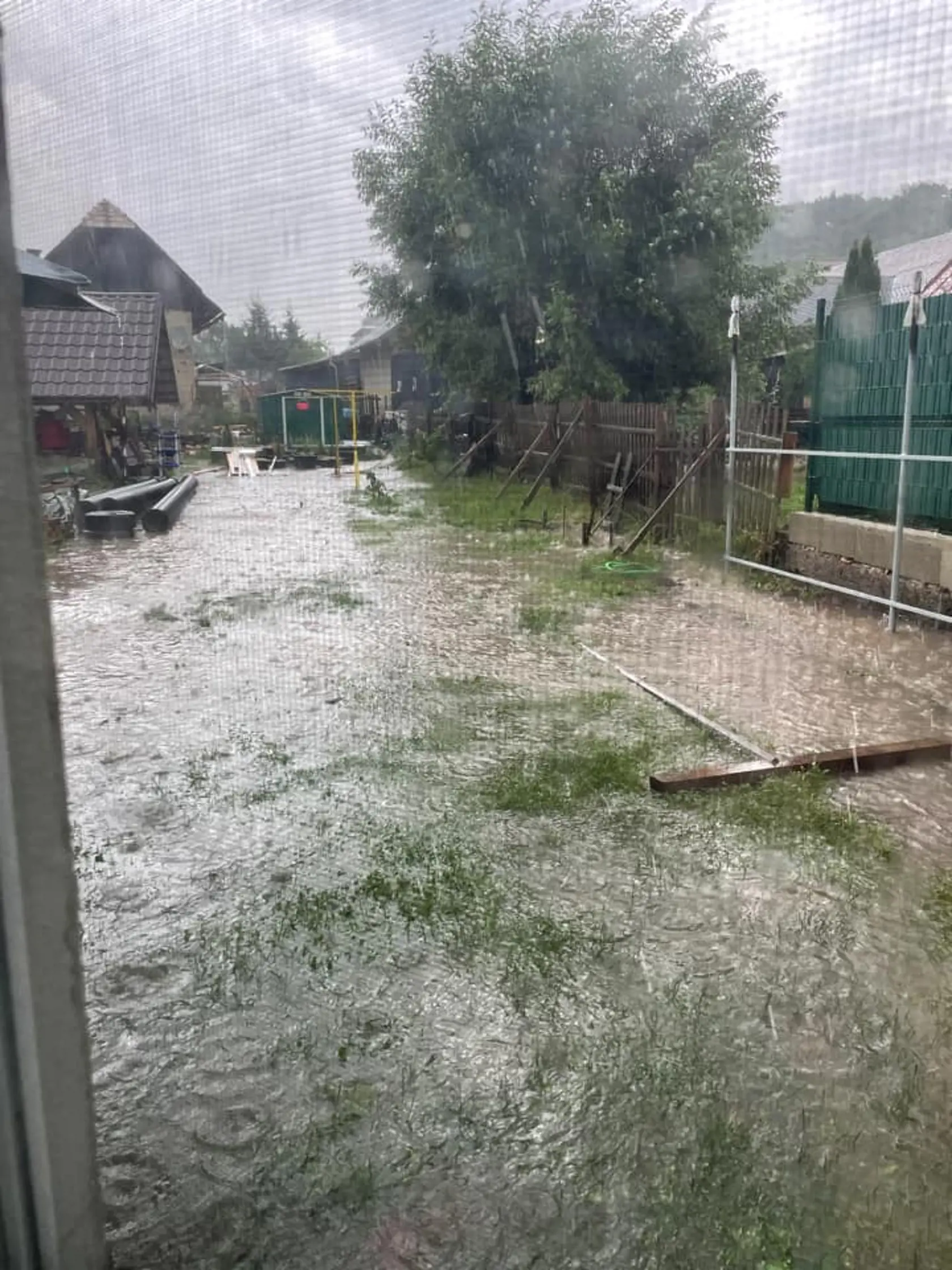 Spúšť po včerajšej búrke.