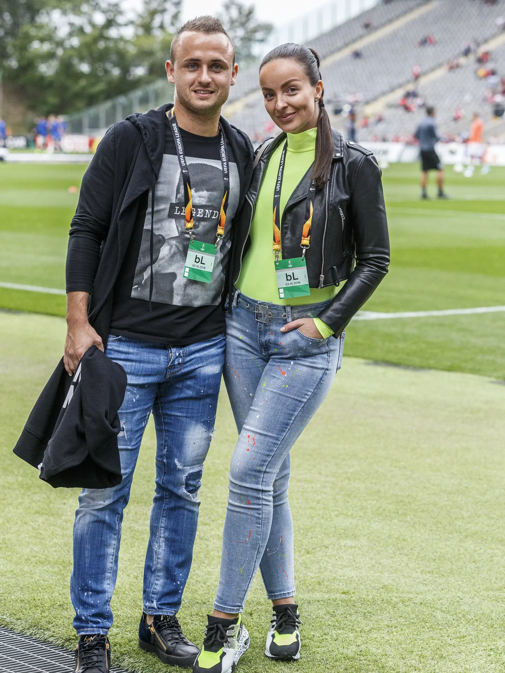 Na snímke Stanislav Lobotka s partnerkou Danielou Nízlovou počas zápasu K skupiny Európskej ligy UEFA medzi ŠK Slovan Bratislava a Braga SC.