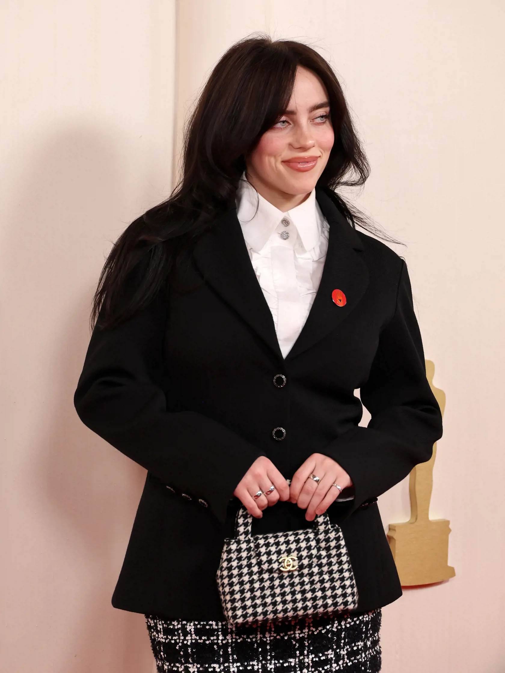 Hoci je Billie Eilish známa svojimi módnymi výstrelkami, na tohtoročnom udeľovaní Oscarov pútala pozornosť zo zlých dôvodov. Vyzerala totiž, akoby utiekla zo školy a hoci sme u nej zvyknutí na rôzne módne výstrelky, tentokrát jej to ani v najmenšom nevyšlo.