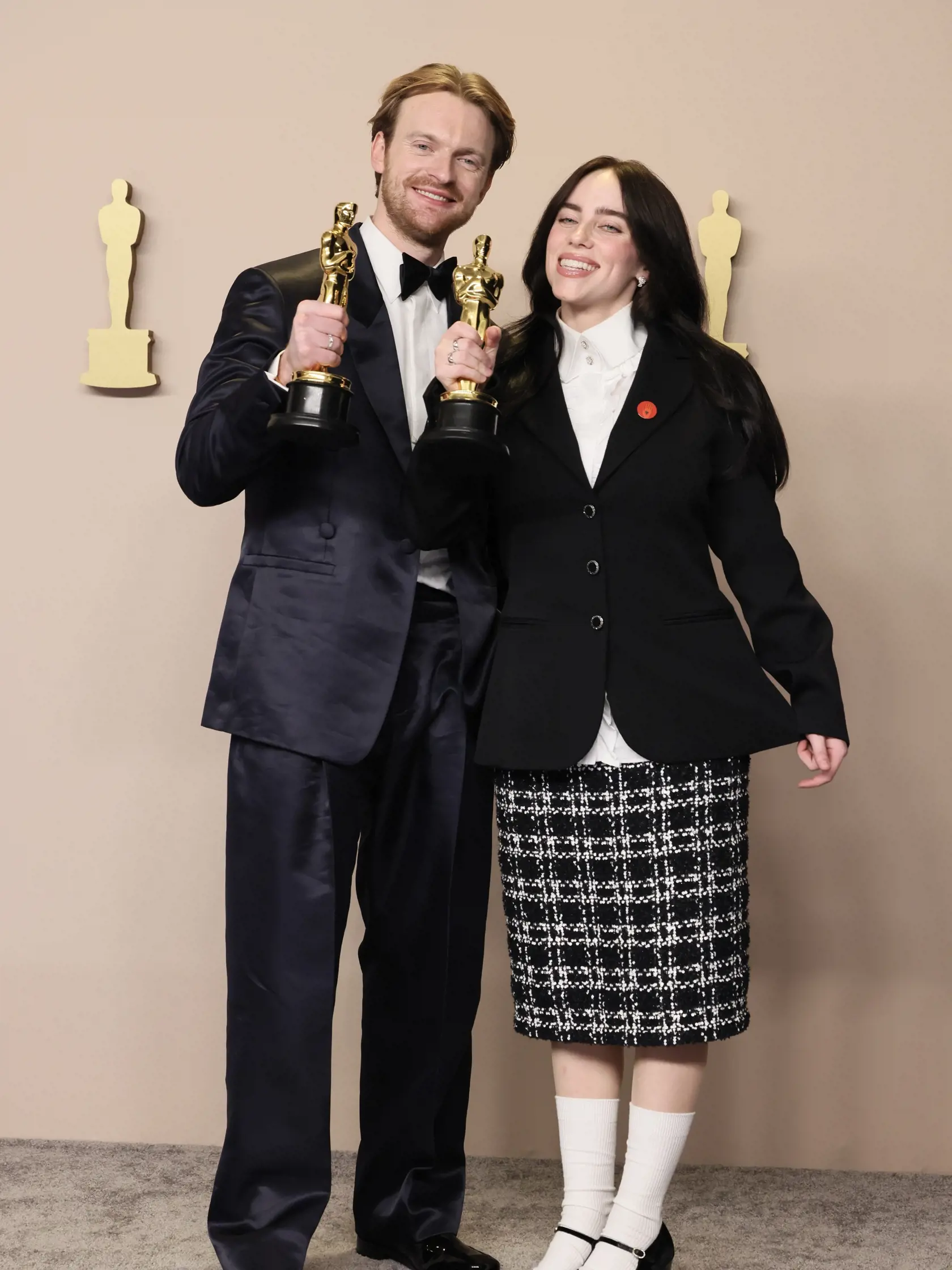 Hoci je Billie Eilish známa svojimi módnymi výstrelkami, na tohtoročnom udeľovaní Oscarov pútala pozornosť zo zlých dôvodov. Vyzerala totiž, akoby utiekla zo školy a hoci sme u nej zvyknutí na rôzne módne výstrelky, tentokrát jej to ani v najmenšom nevyšlo.