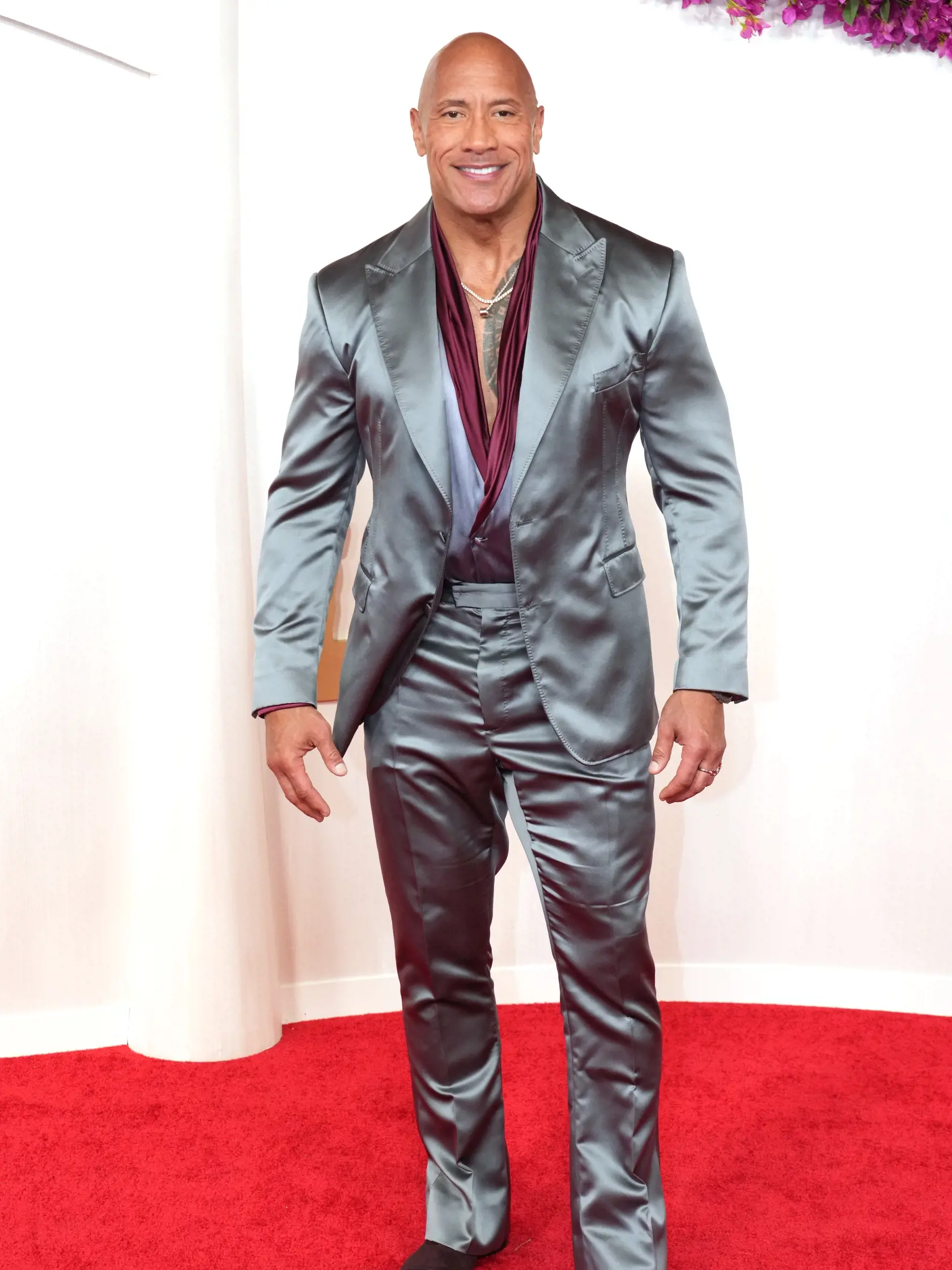 Medzi krásne dámy sa pridal aj známy fešák. The Rock - ktorého skutočné meno je Dwayne Johnson - mal na červenom koberci neuveriteľne bizarný lesklý oblek a vyslúžil si verejný výsmech.