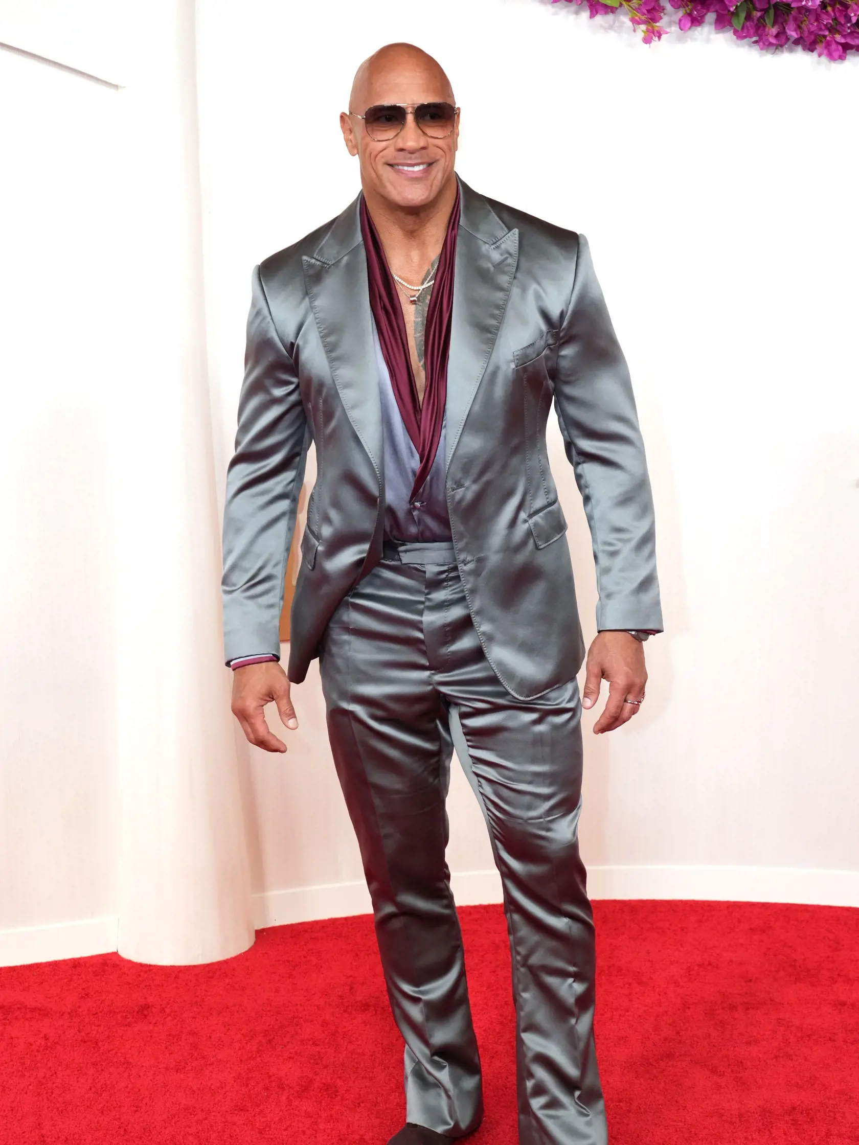 Medzi krásne dámy sa pridal aj známy fešák. The Rock - ktorého skutočné meno je Dwayne Johnson - mal na červenom koberci neuveriteľne bizarný lesklý oblek a vyslúžil si verejný výsmech.
