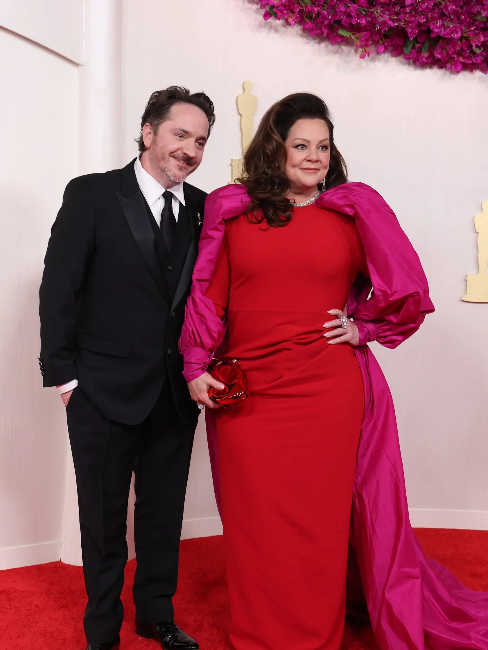 Medzi najhoršie oblečené patril aj obľúbená herečka Melissa McCarthy. Tá utrpela na červenom koberci vzácnu štýlovú nehodu vo svojich červeno-ružových šatách - na rukávoch mala bizarné pásy látky, ktoré vyzerali, akoby k nim bolo na poslednú chvíľu prilepené prestieradlo a zahraničné média jej to veru nedarovali.