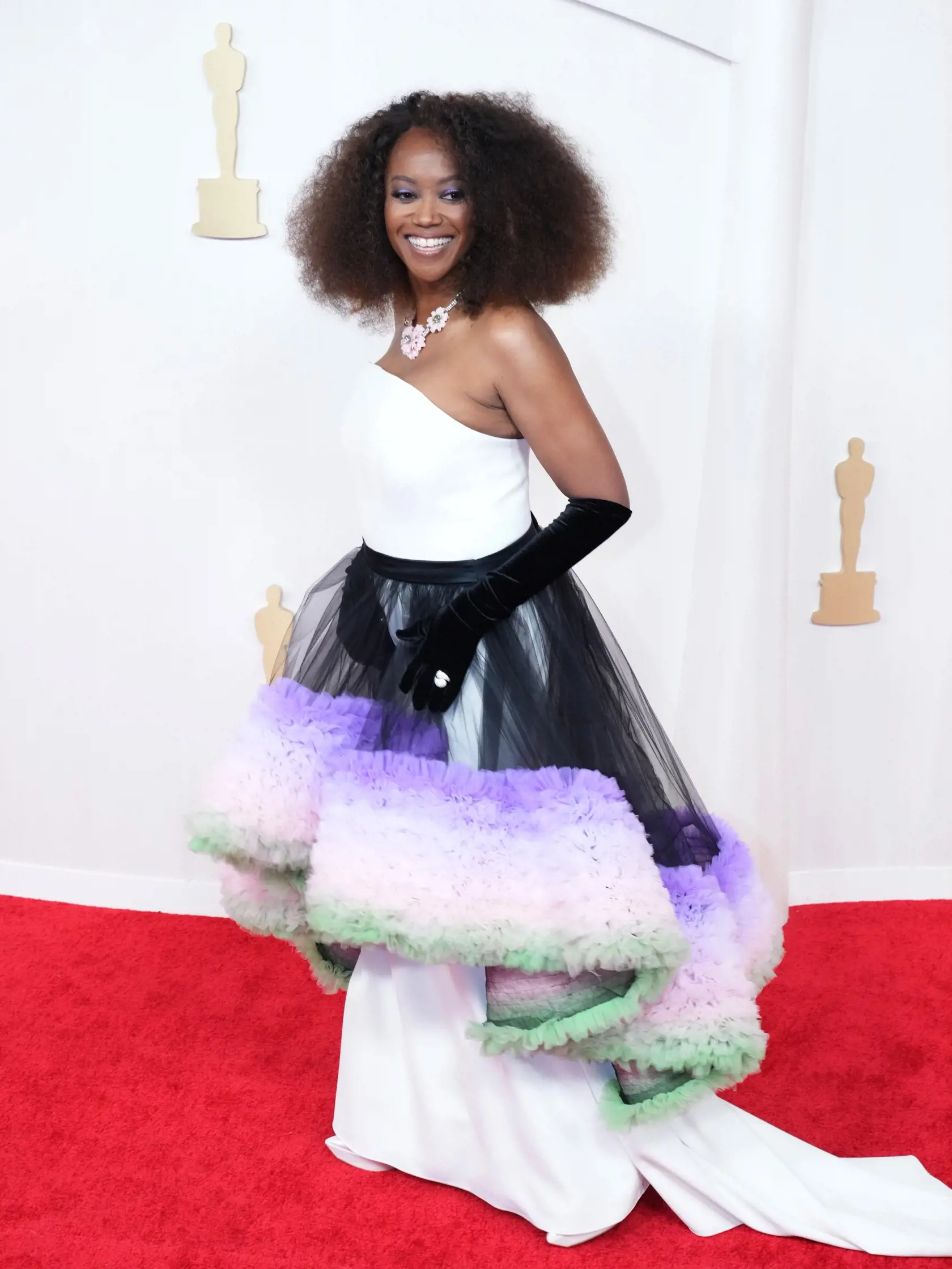Hviezda Cosby Show Erika Alexanderová mala na sebe veľmi elegantné biele šaty - nebyť obrovskej čiernej, fialovej, ružovej a zelenej sukne v štýle tutu, ktorú mala zavesenú okolo pása.