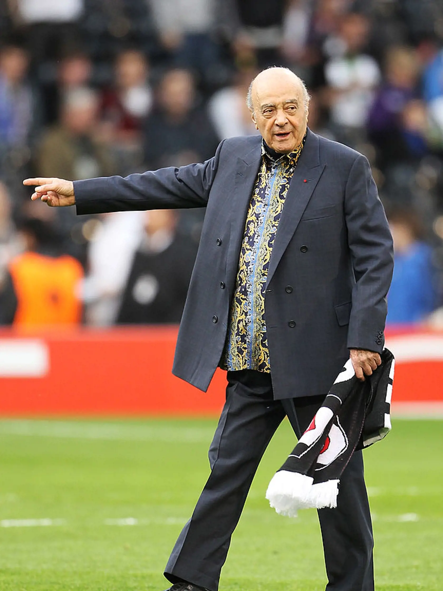 Al-Fayed vlastnil aj futbalový klub FC Fulham. Bývalý manažér jeho ženského tímu uviedol, že hráčky boli pred Fayedom "chránené". "Boli sme si vedomí, že sa mu páčia mladé, blonďavé dievčatá. Tak sme sa len ubezpečili, že k situáciám nemôže dôjsť," povedal pre BBC Gaute Haugenes.