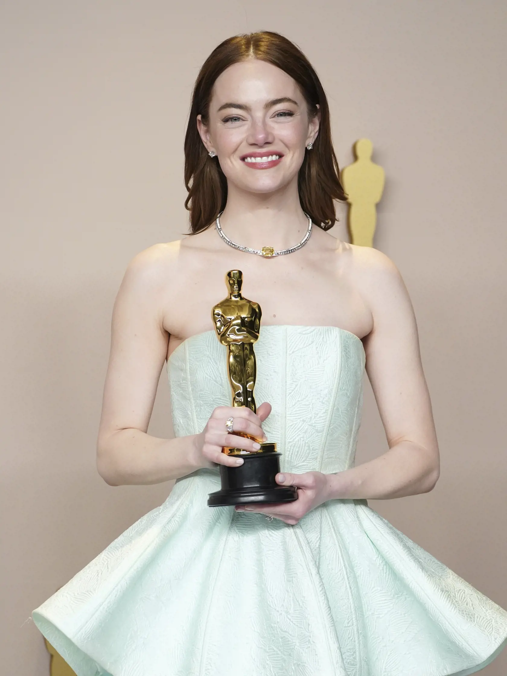 KK5 Los Angeles - Americká herečka Emma Stoneová získala cenu Americkej akadémie filmových umení a vied (AMPAS) pre najlepšiiu herečku v hlavnej úlohe vo filme Chudiatko v divadle Dolby Theatre v Los Angeles 10. marca 2024. FOTO TASR/AP

Emma Stone poses in the press room with the award for best performance by an actress in a leading role for "Poor Things" at the Oscars on Sunday, March 10, 2024, at the Dolby Theatre in Los Angeles. (Photo by Jordan Strauss/Invision/AP)