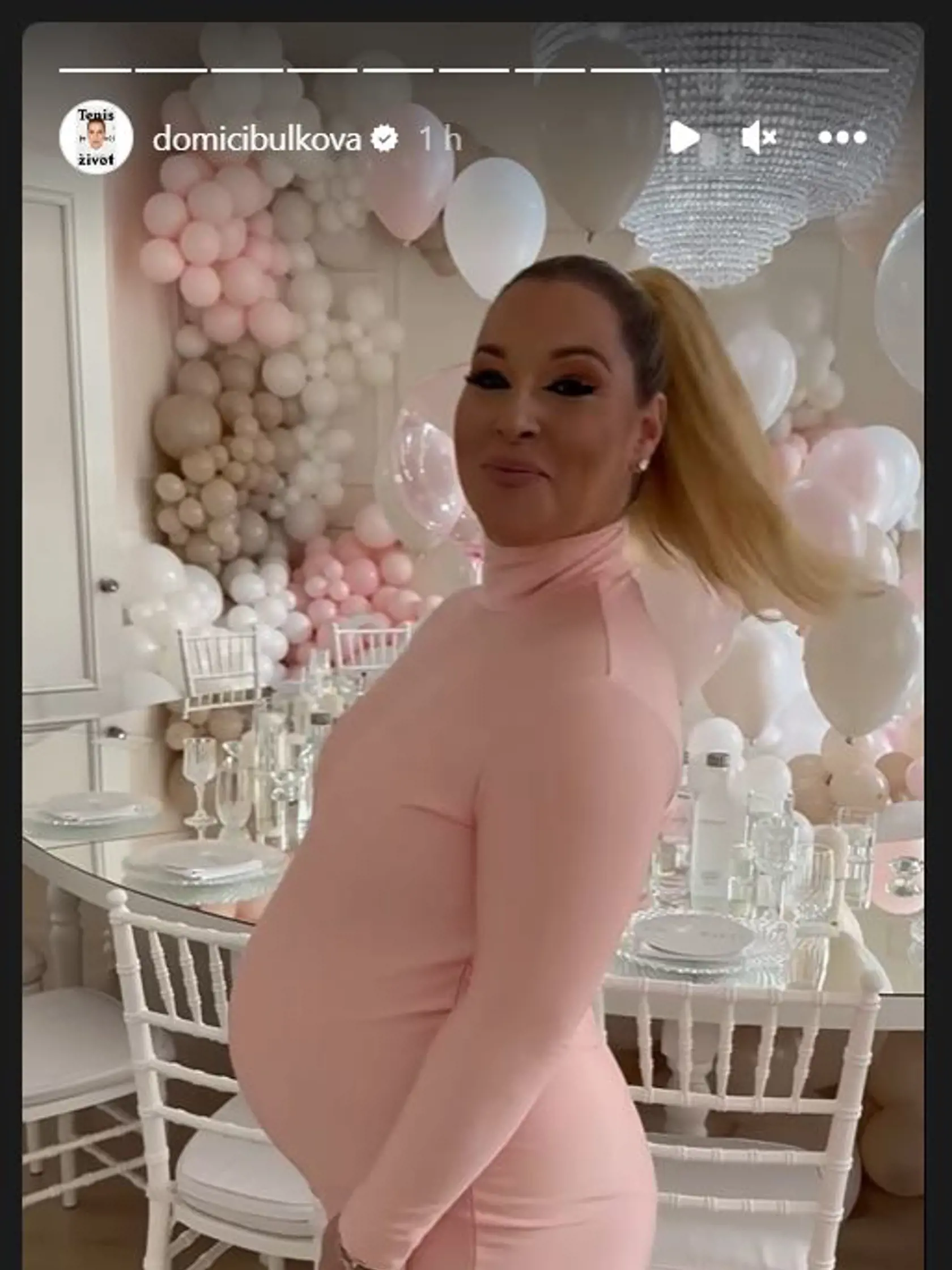 Dominika Cibulková na instagrame ukázala zábery z baby showeru pred druhým pôrodom a odhalila aj pohlavie druhého dieťaťa. "Je to dievča," napísala a ružové balóny na oslave to odhaľovali tiež.