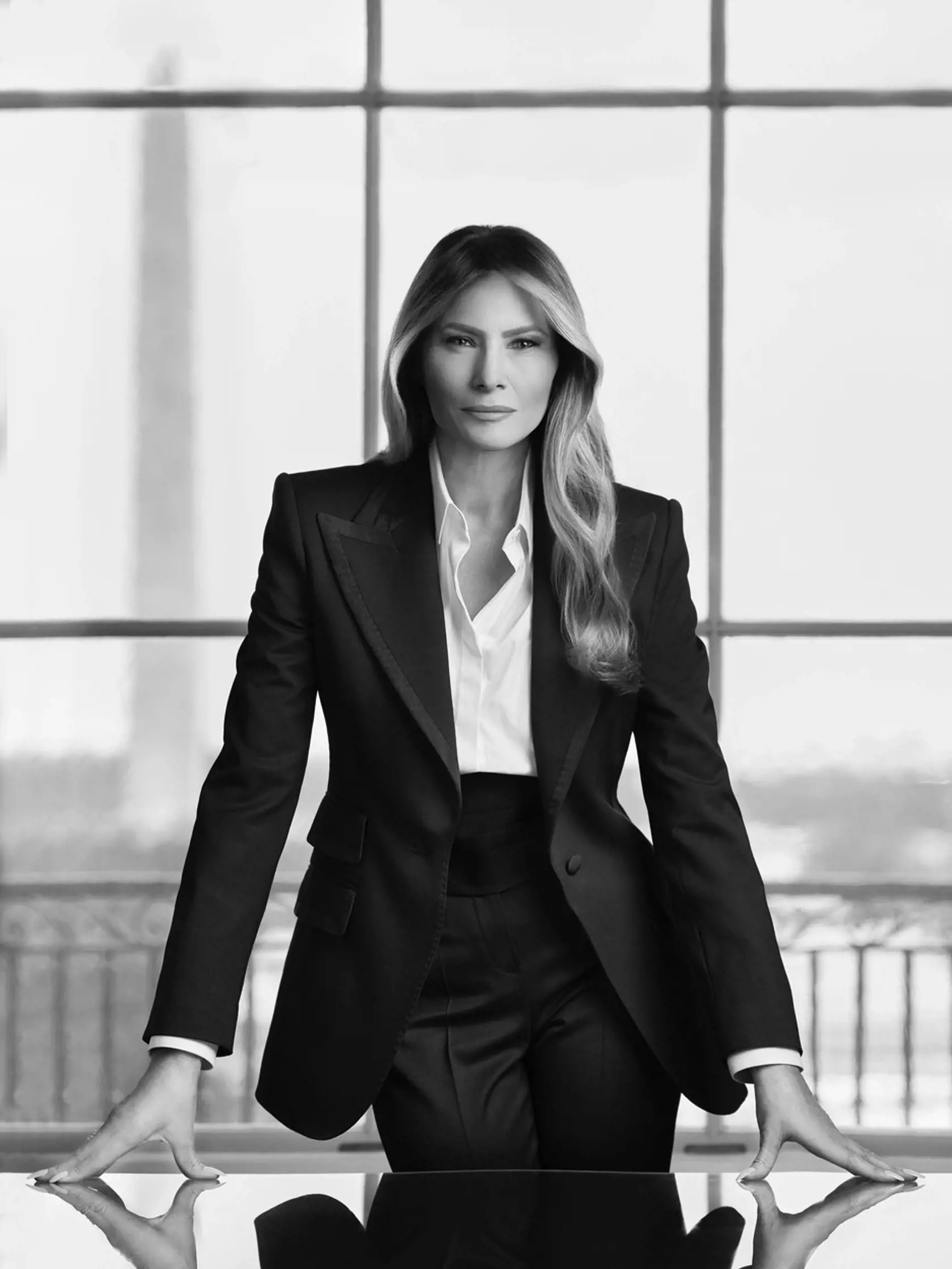 2025: Čiernobiely portrét vznikol v Žltej oválnej pracovni. Melania Trump zvolila biznis oblečenie a skoro sa neusmieva.