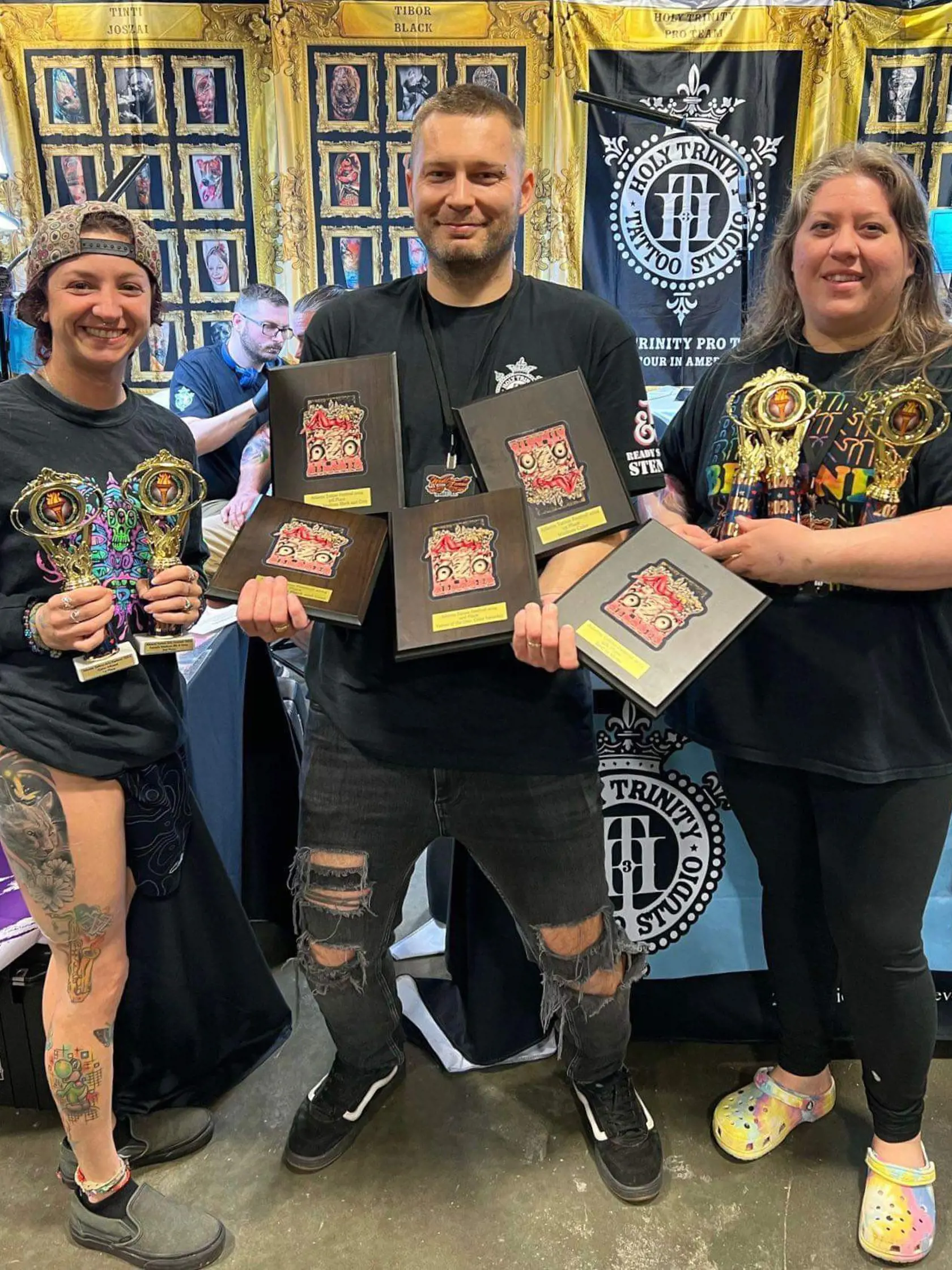 Len pred niekoľkými dňami priletel zo Spojených štátov amerických, kde sa zúčastnil prestížnej tetovacej súťaže Tattoo Arts Festival v Atlante. Získal tu päť ocenení v týchto kategóriách - 1. miesto Medium Color, 1. miesto Color Infused Black and Gray, 2. miesto Best of the Day Saturday Color, 3. miesto Female Medium Black and Gray a 4. miesto Best of Show.