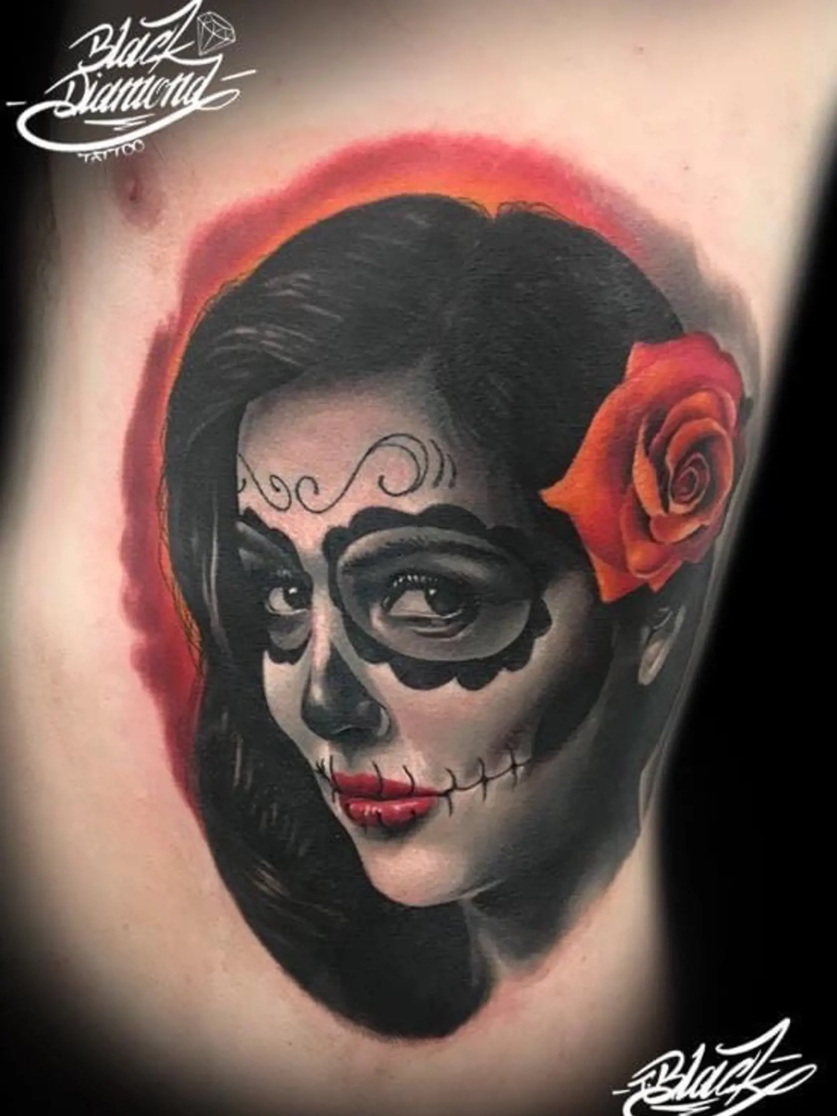 “Prvé štyri roky som tetovanie bral len ako hobby. Profesionálne som začal až o štyri roky neskôr. Dostal som sa k tomu úplnou náhodou. Najskôr som sledoval reláciu Miami INK, ktorou boli všetci v mojom okolí doslova pobláznení. Nato ma kamaráti začali nahovárať, aby som sa naučil tetovať, že by mi to určite išlo,” hovorí Tibor.