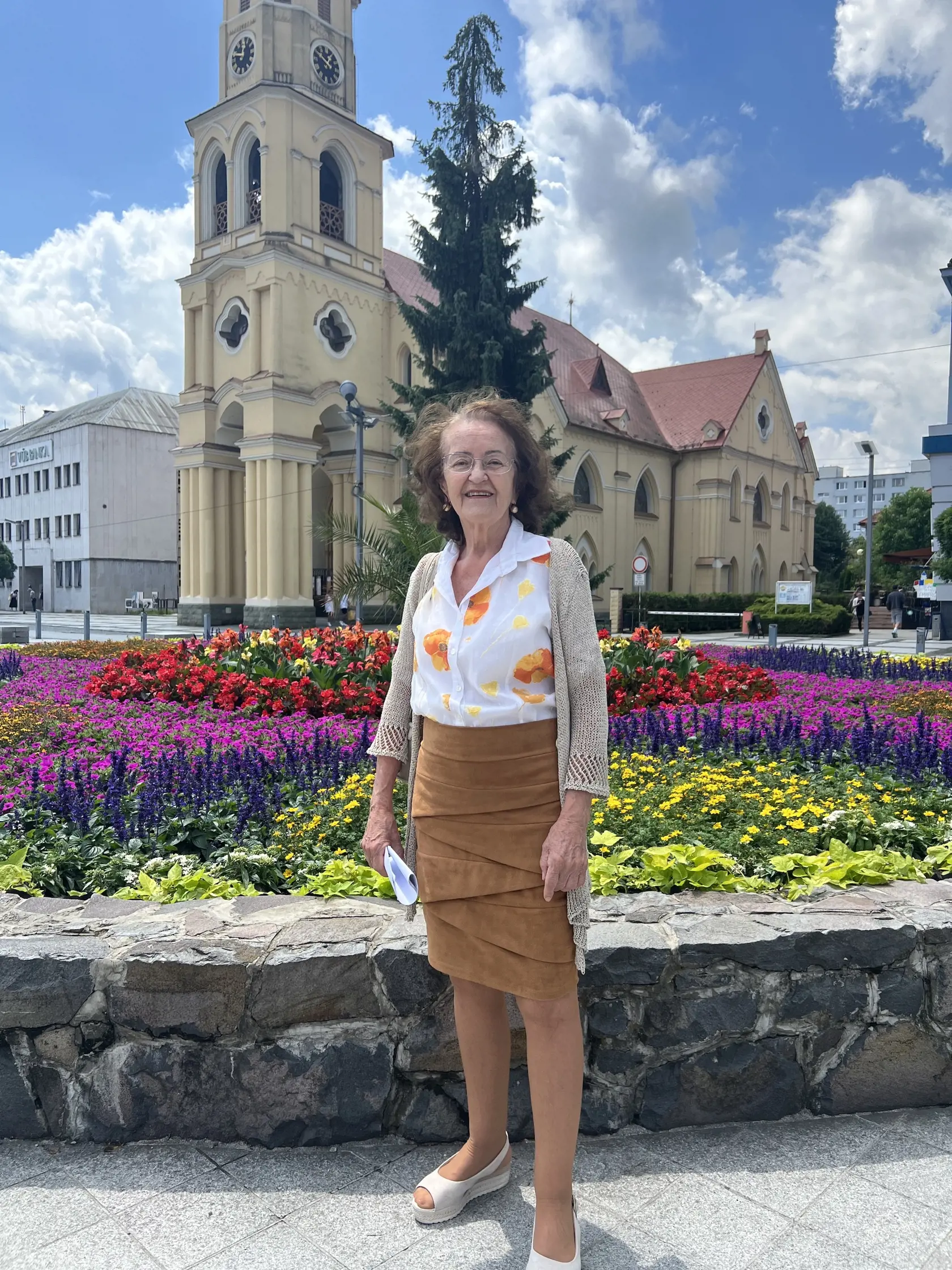 Rovnako si na túto fontánu zaspomínala aj pani Zuzana Šantová, ktorú sme stretli len kúsok od nej. Hneď na začiatku priznala, že ju jej zasypanie veľmi mrzí, hlavne preto, že bola neodmysliteľnou súčasťou námestia.