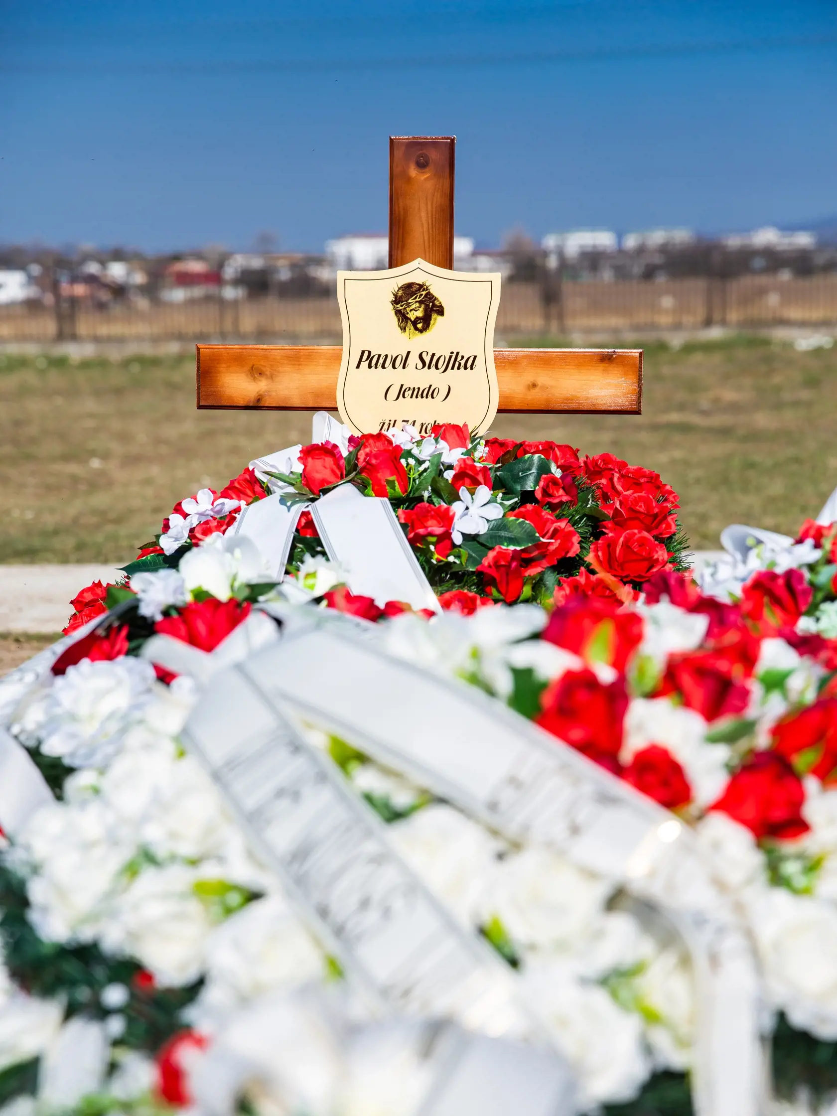 Zatiaľ je na hrobe Jenda len obyčajný kríž, ten však zakrátko vystrieda  nadrozmerný náhrobok.