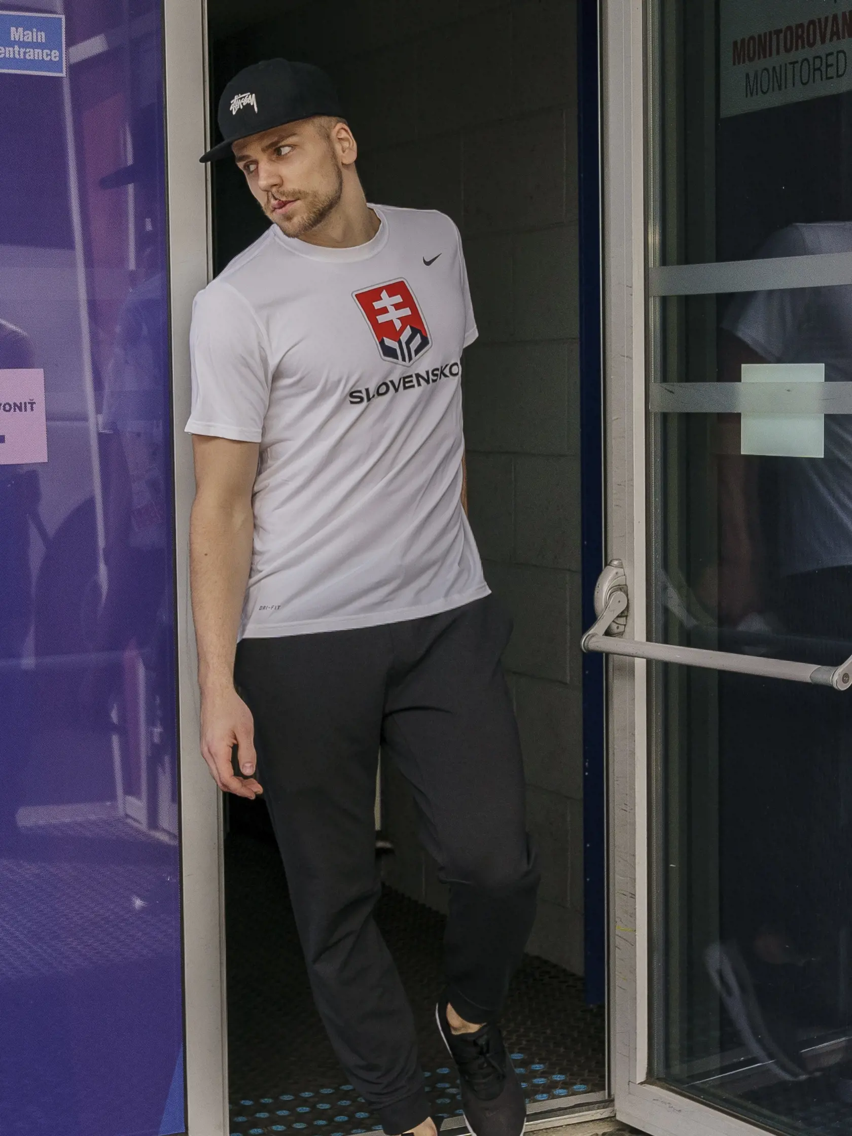 Háči slovenskej hokejovej reprezentácie opúšťajú po dobrovoľnom trénigu košickú Steel Arénu. Na snímke Erik Černák.