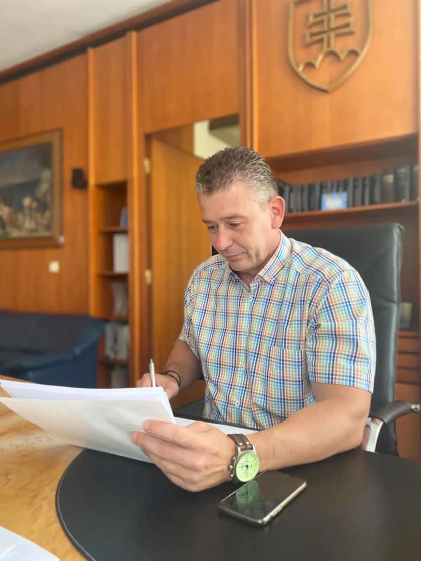 "Minister vnútra nedisponuje informáciami o vzťahoch osôb, ktoré uvádzate a rovnako ani o stave prebiehajúceho konania. Nie je preto možné, aby zaujal stanovisko k relevantnosti podanej námietky. V každom prípade, bude o tejto námietke rozhodnuté v zmysle platnej legislatívy," uviedla hovorkyňa UIS Petra Friese.