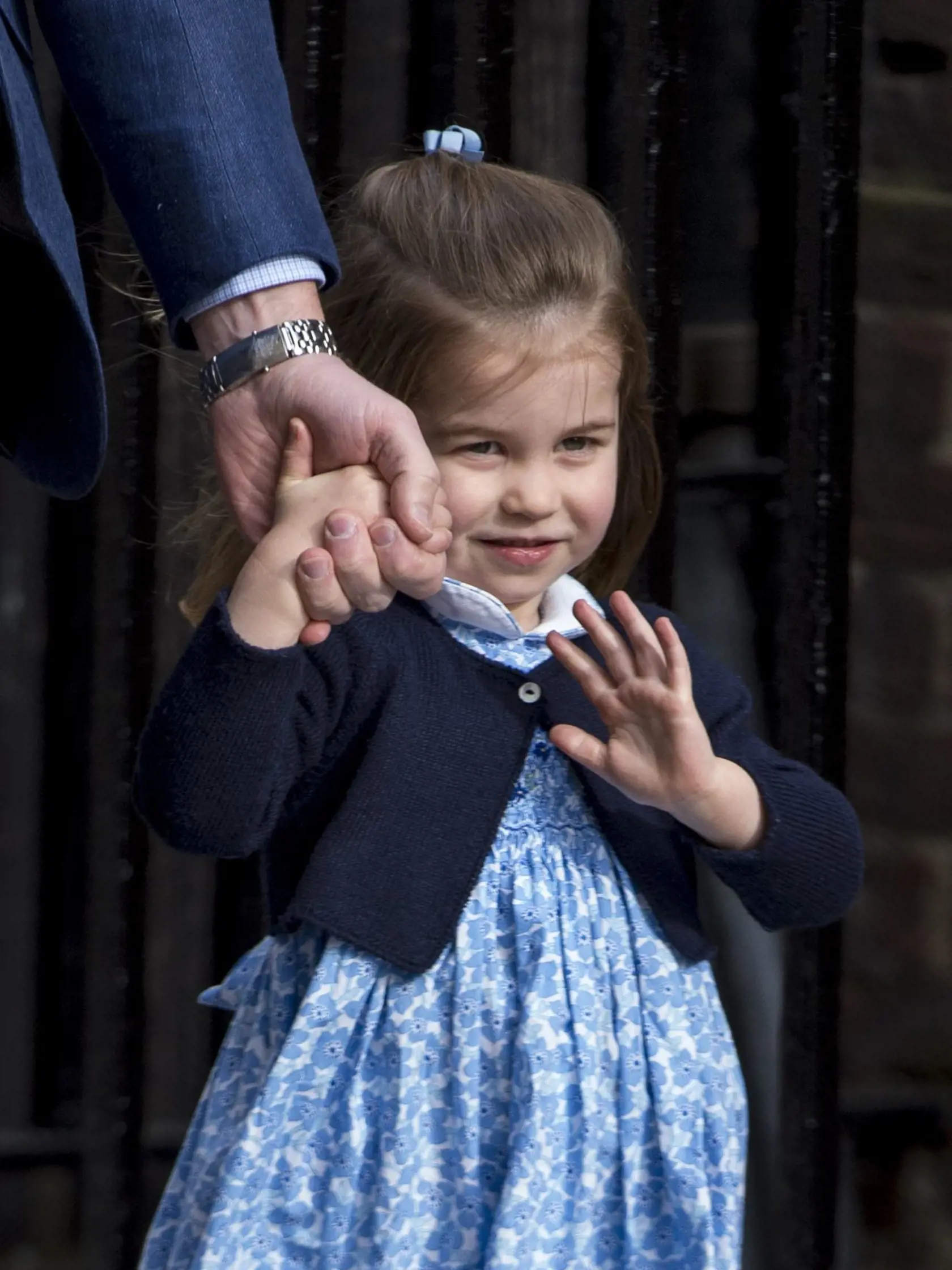 Princezná Charlotte zamávala ľuďom kráľovským gestom.