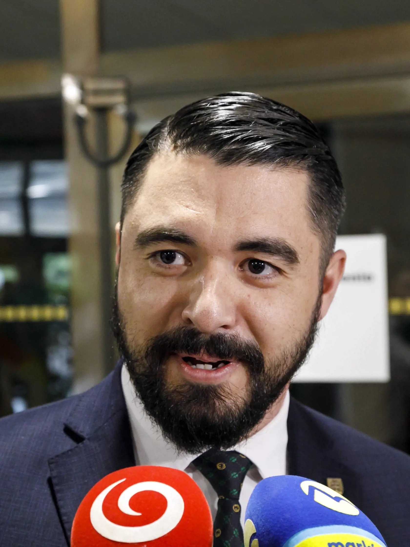 Na snímke námestník riaditeľa SIS Pavol Gašpar odpovedá na otázky novinárov po mimoriadnom rokovaní Osobitného kontrolného výboru NR SR na kontrolu činnosti SIS v Bratislave 11. marca 2024. FOTO TASR - Dano Veselský