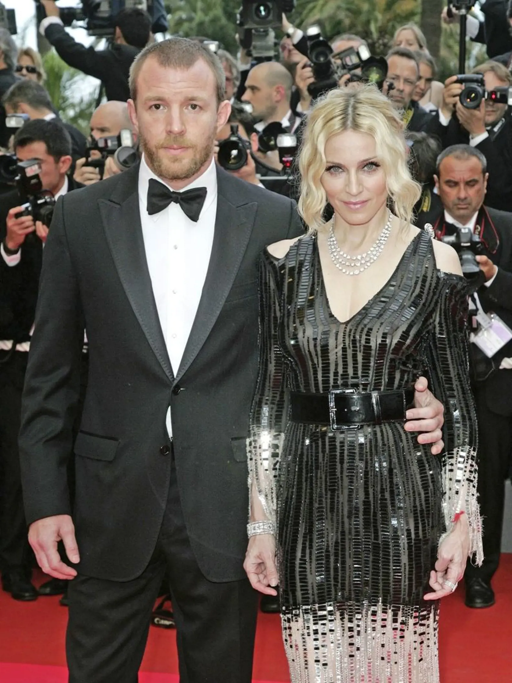 Madonna (60) a Guy  Ritchie (50) nedokázali skĺbiť prácu a súkromný život, a tak v roku 2008 ich vzťahu odzvonil umieračik. 