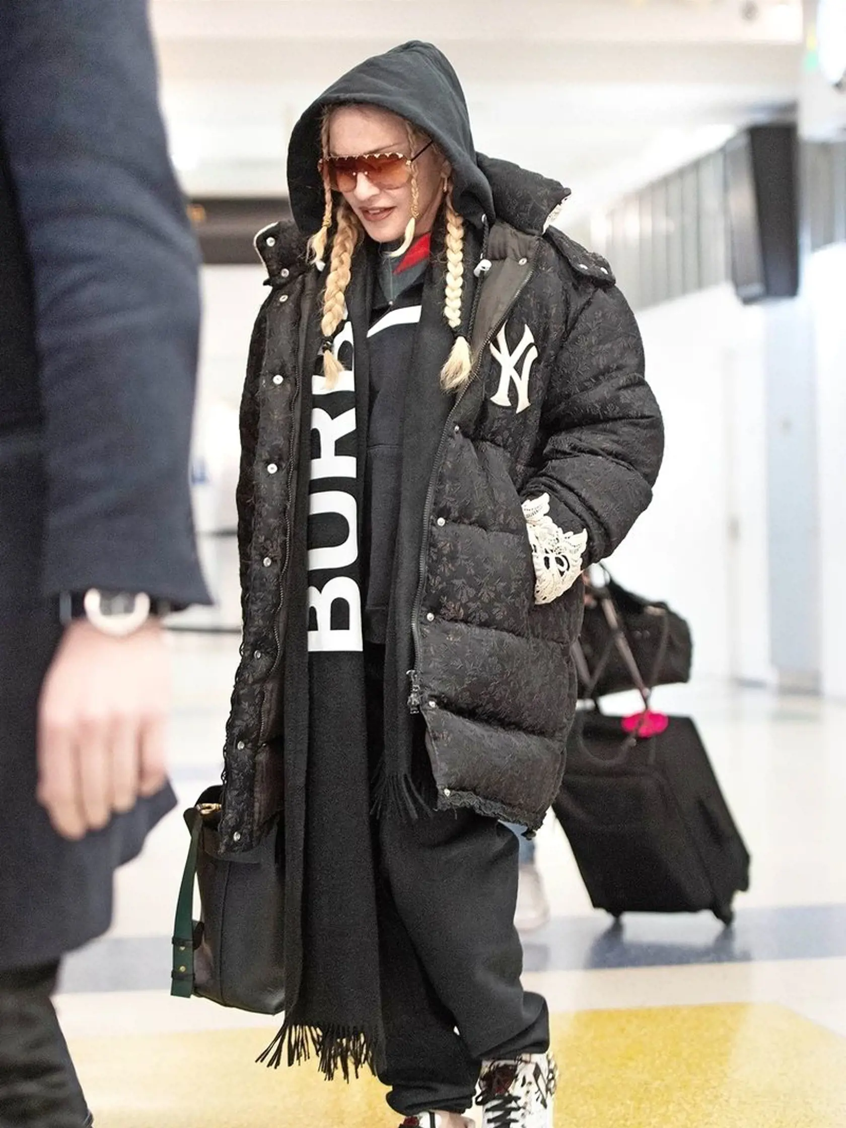 Pred mínusovými teplotami  v New Yorku sa Madonna (60) poriadne obrnila a zababušila sa do oversize bundy. 