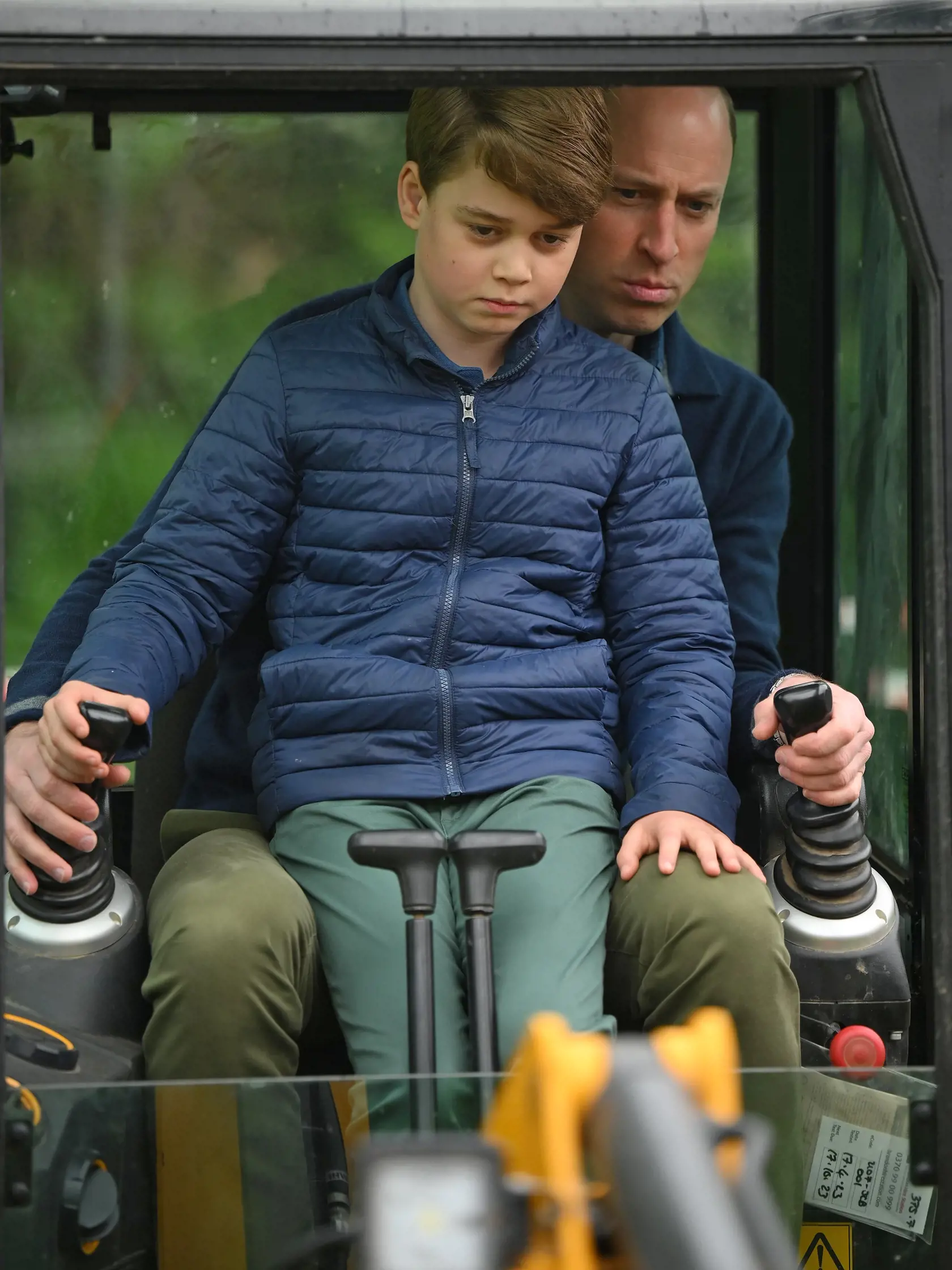 Aj princ George si vyskúšal prácu s bagrom.