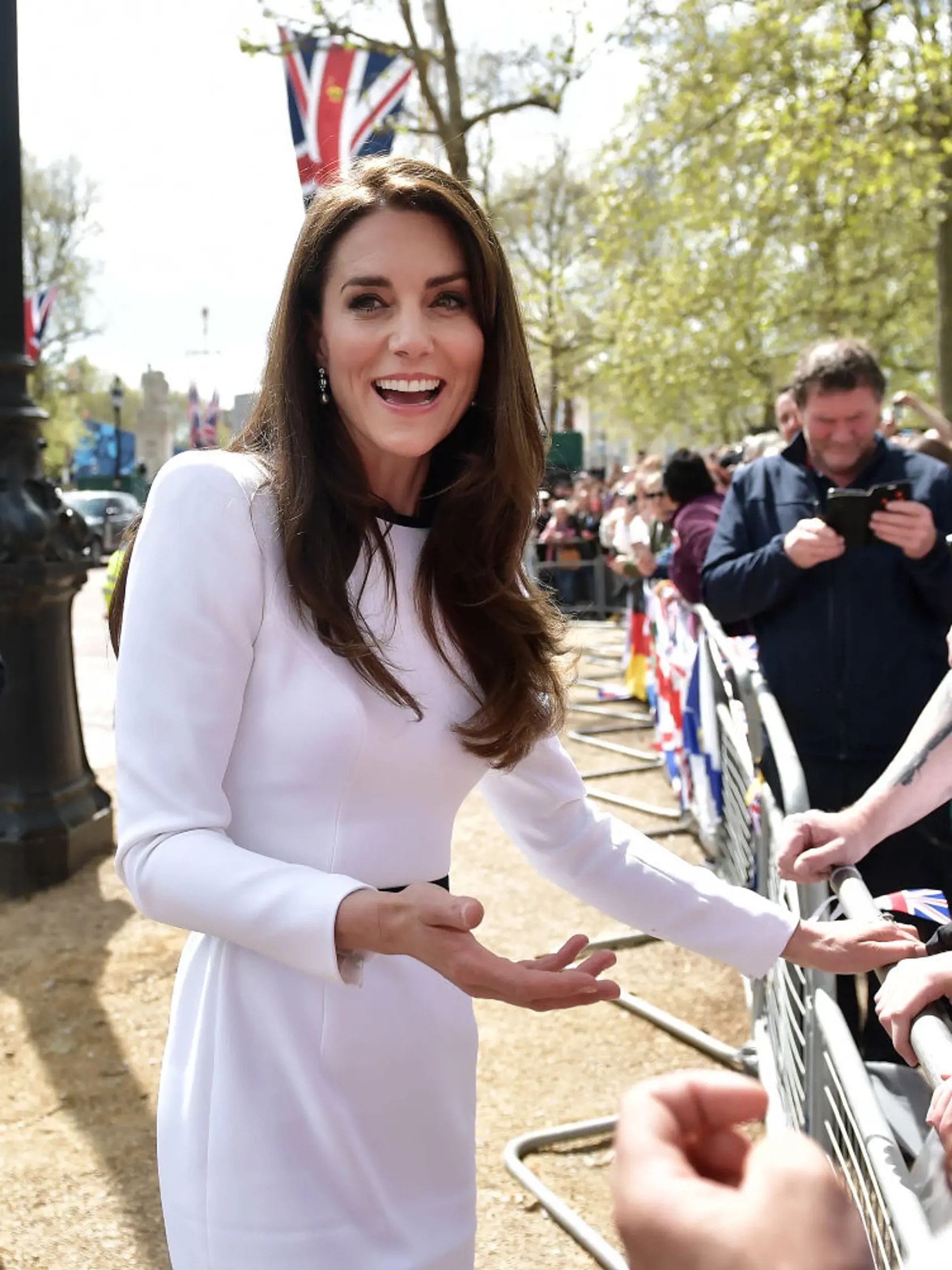 Kráľa Karola III. počas vítania ľudí pred Buckinghamským palácom sprevádzali aj princ a princezná z Walesu. Karol, Kate a William si podávali ruku s mnohými ľuďmi, ktorí sa tam objavili. Dav bol nadšený.