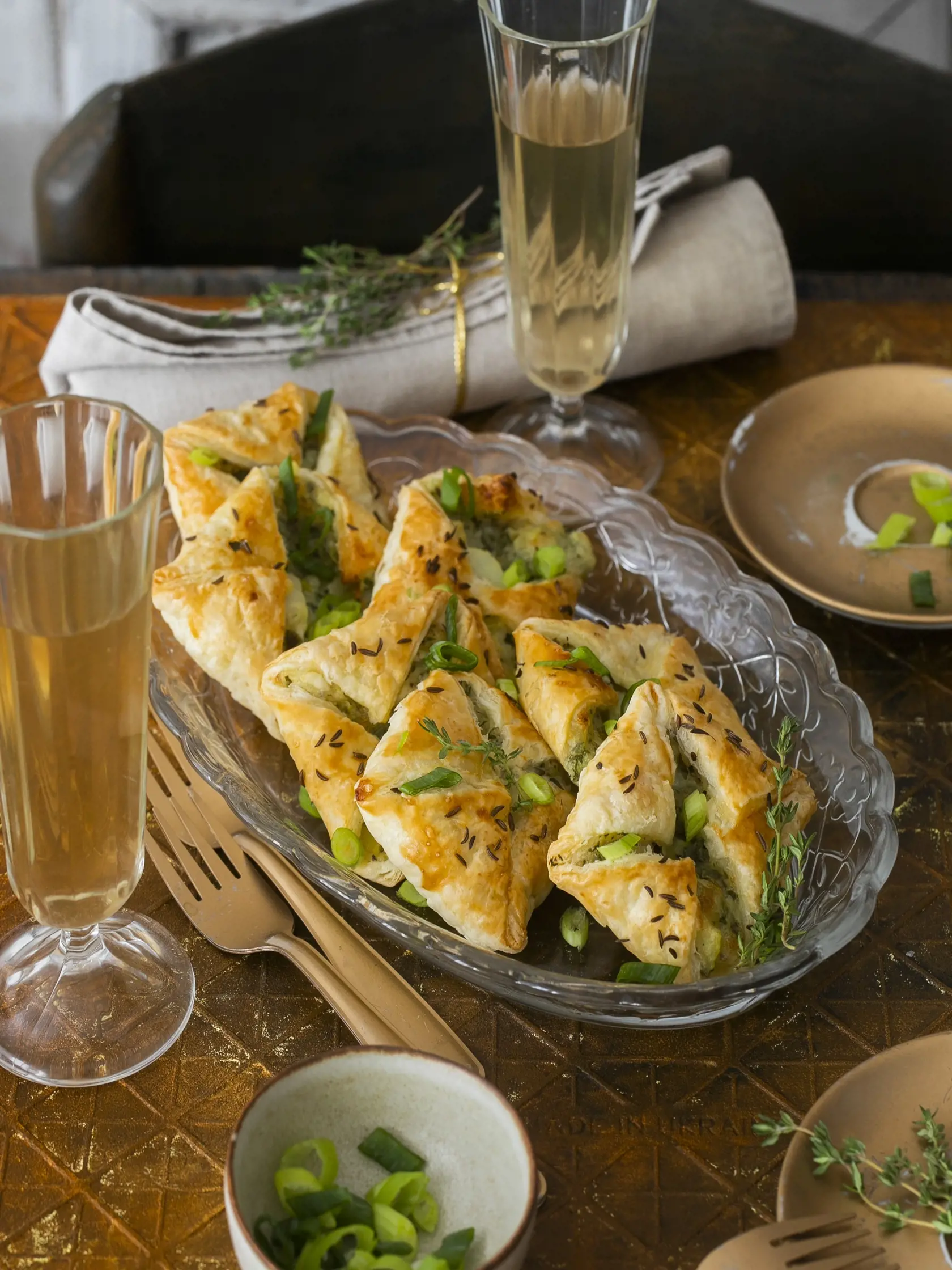 plnené šatôčky

recept:
24 KUSOV, PRÍPRAVA 25 MINÚT, PEČENIE 25 MINÚT
• 300 g zemiakov • 250 g mozzarelly
• 4 jarné cibuľky • 1 lyžička sušeného oregana • pol lyžičky čerstvého tymianu • za hrsť petržlenovej vňate • 2 pláty lístkového cesta • 1 vajce • 2 lyžičky celej rasce • soľ
1. Zemiaky ošúpte a v celku uvarte v osole- nej vode. Sceďte a nechajte vychladnúť.
2. Rúru vyhrejte na 200 °C, plech vyložte papierom na pečenie.
3. Zemiaky prekrojte pozdĺžne na polovi
