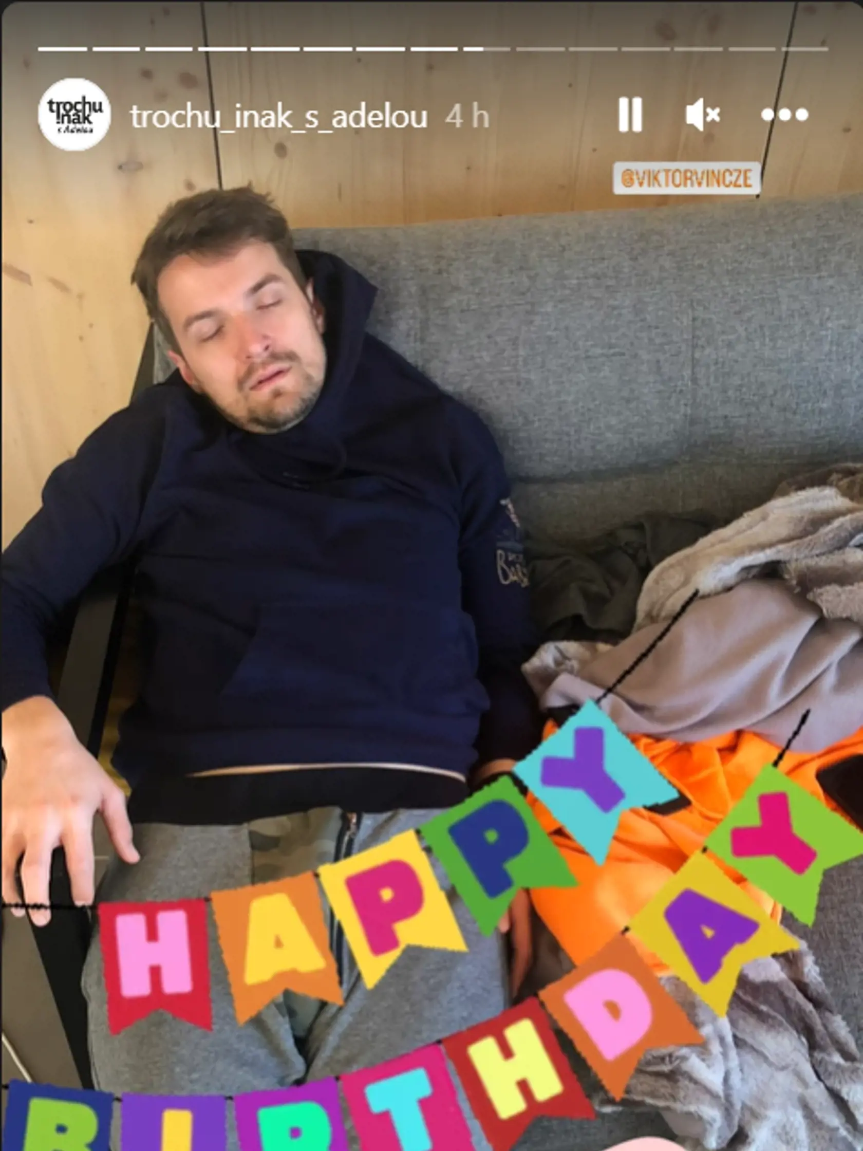 Viktor vyzerá, že už má oslavu za sebou.