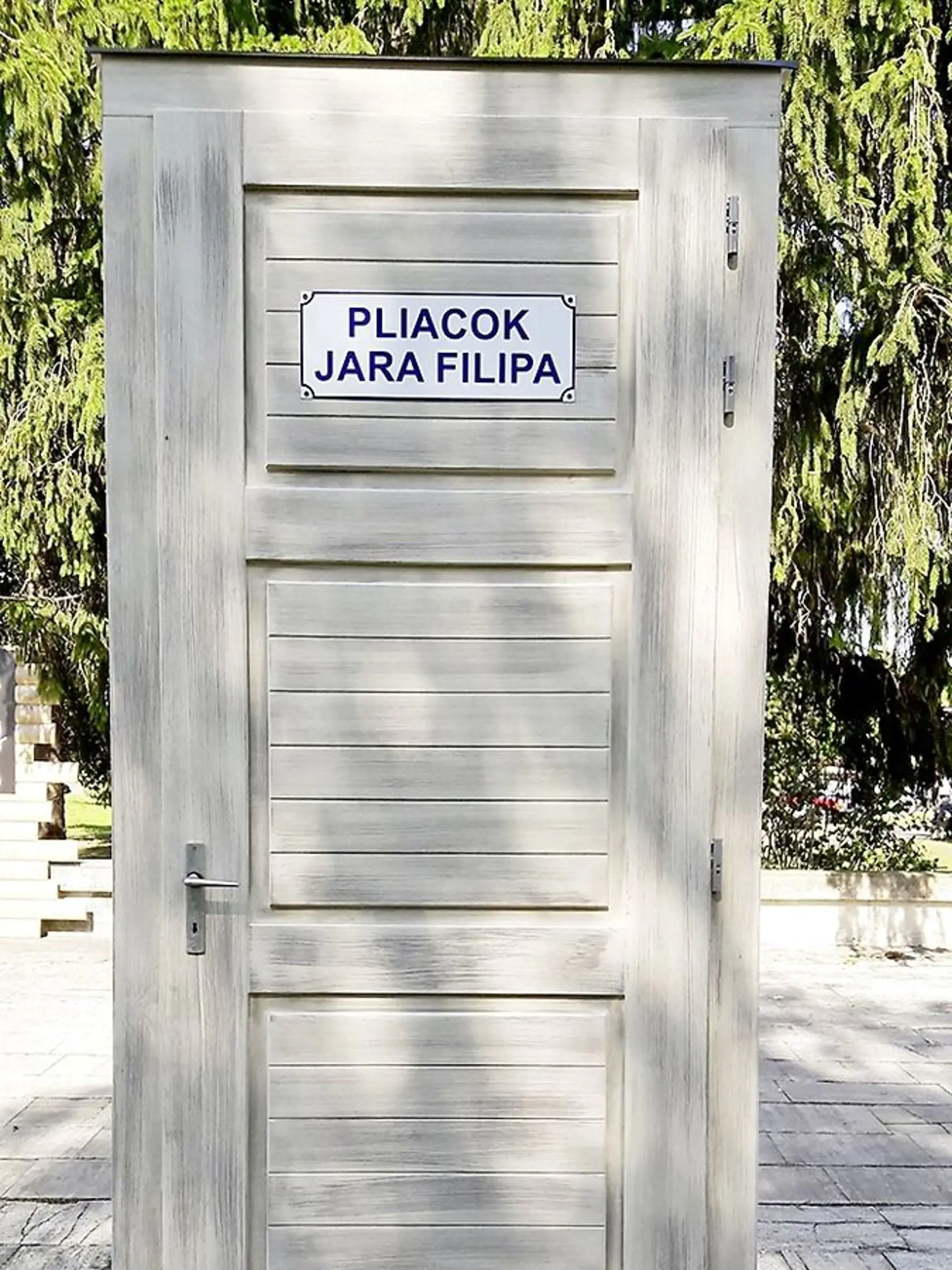 Najväčším lákadlom je miestna Pesecká leánka. 