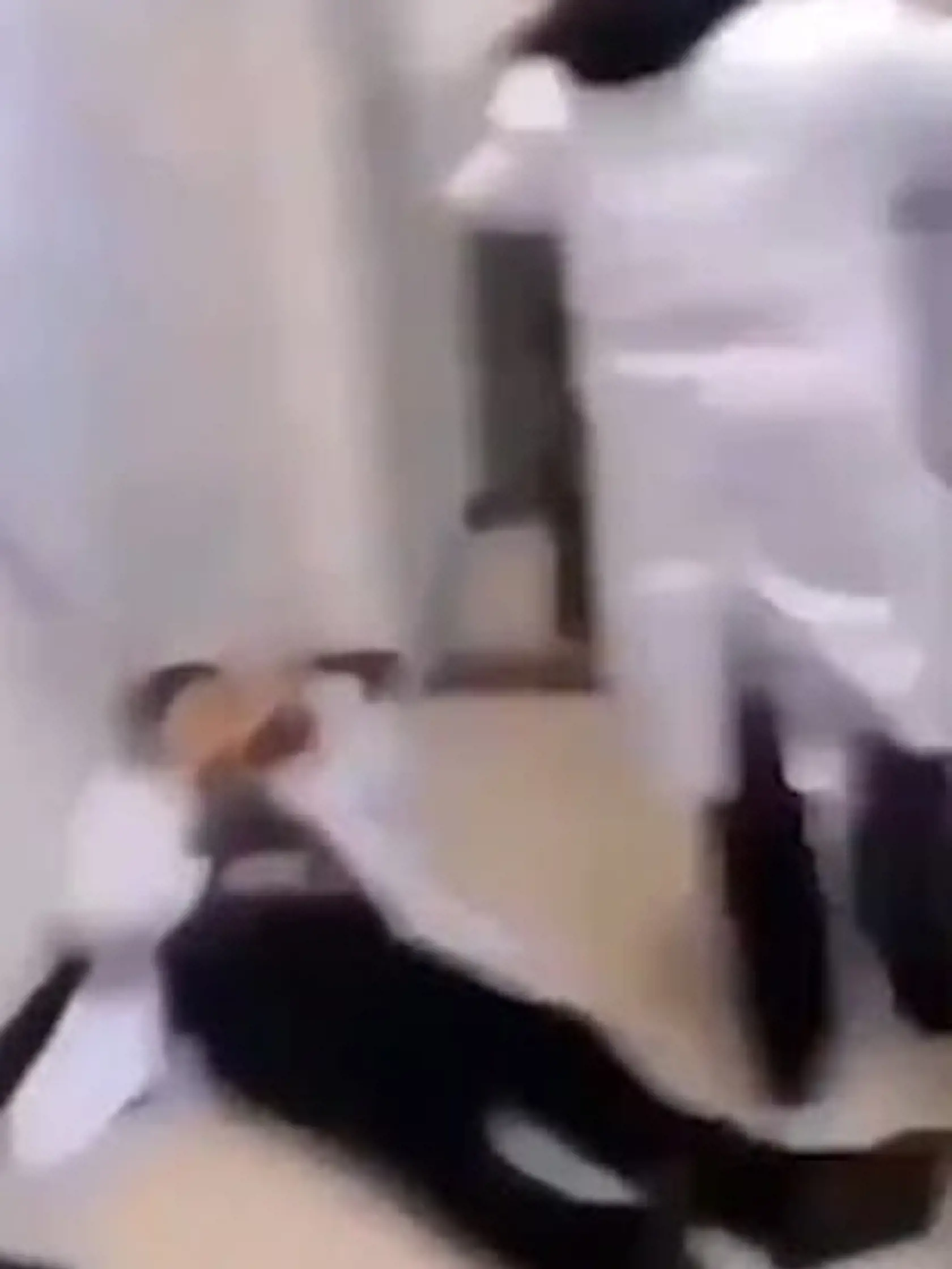Lekári od vyčerpania odpadávajú priamo počas svojho nasadenia.