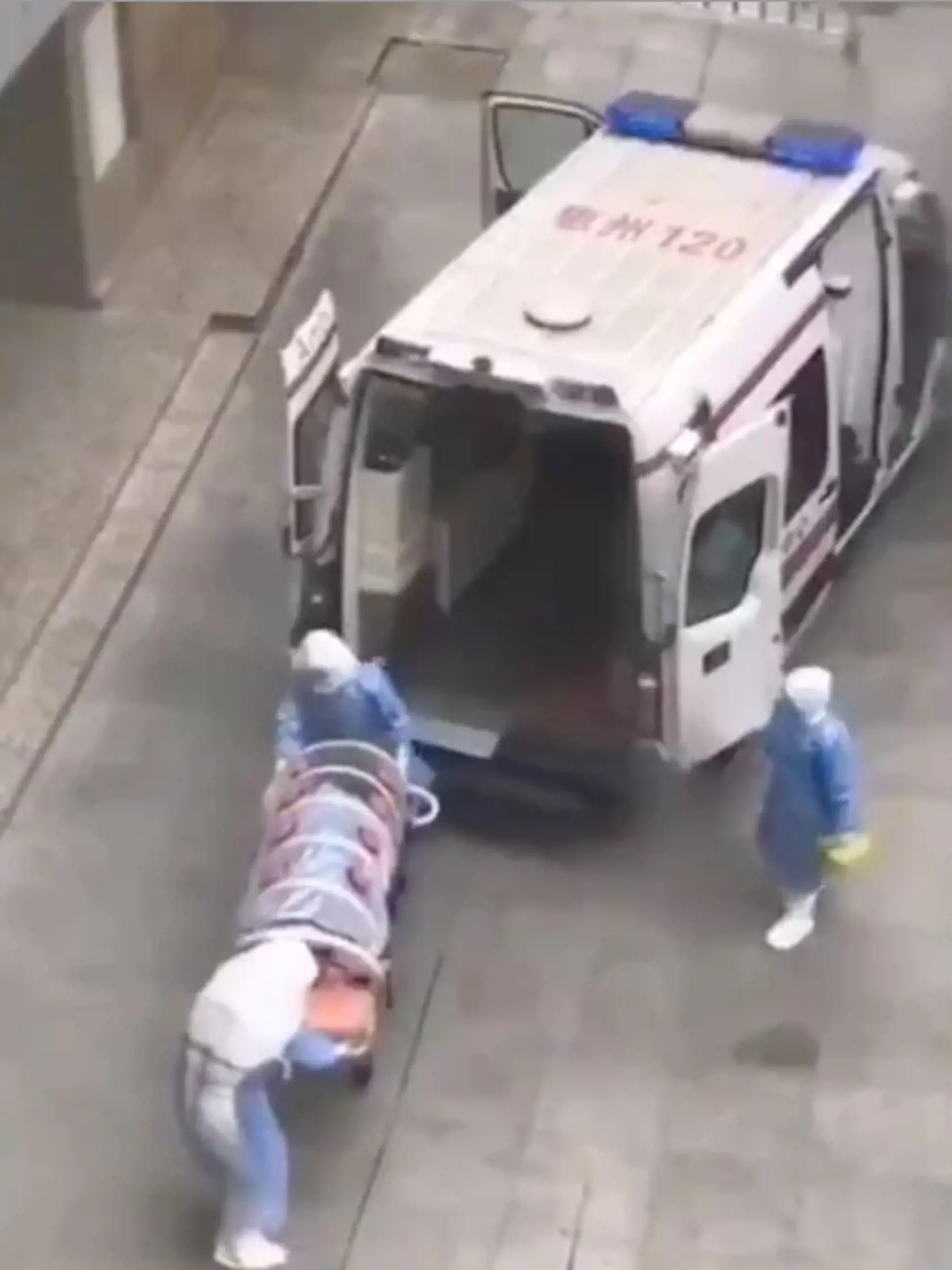 Ulice v čínskych uzavretých mestách stráži polícia. Pokiaľ niekomu na ulici namerajú zvýšenú teplotu, zoberú ho a umiestnia do plastovej skúmavky.