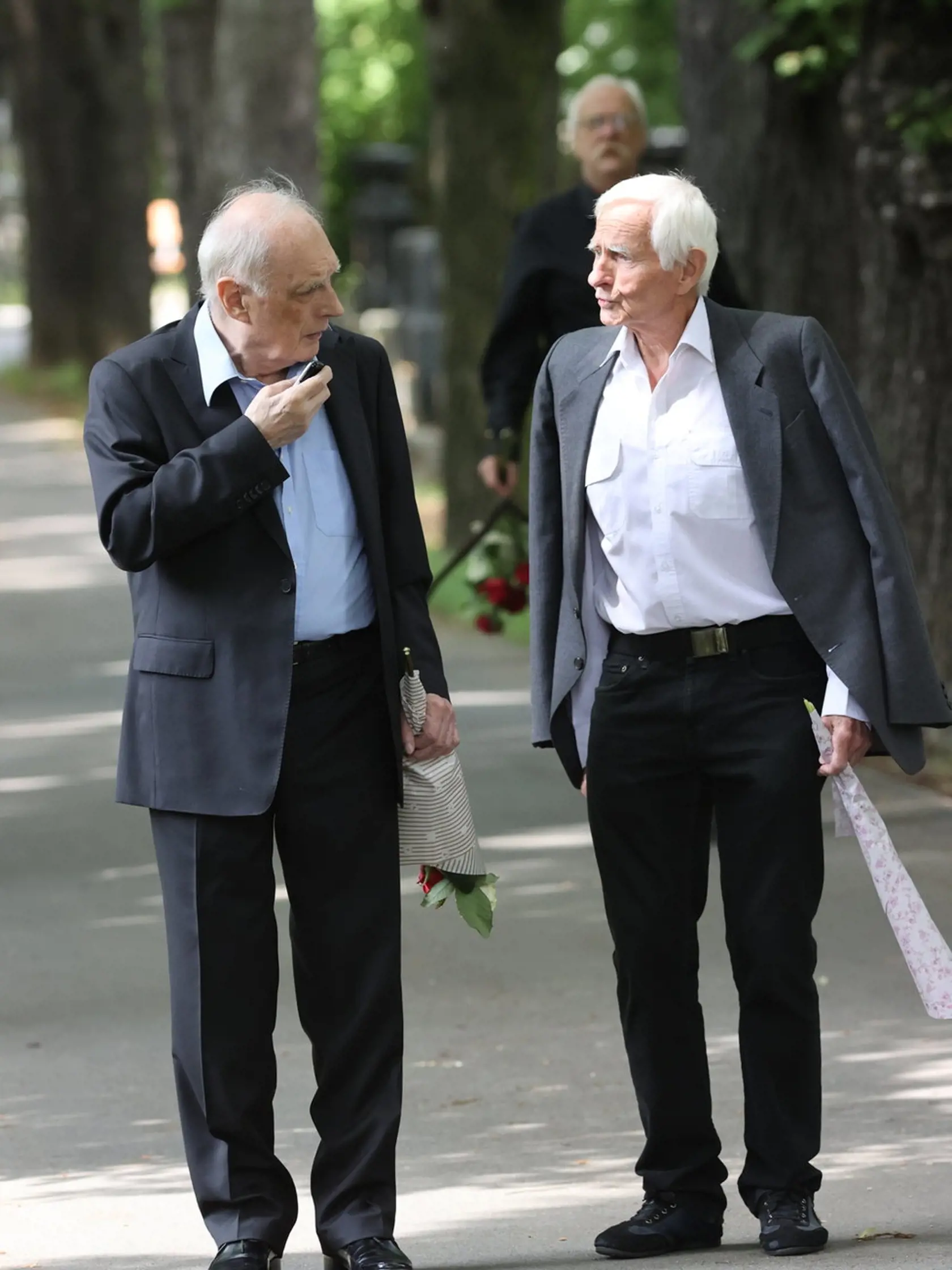 Pohreb Ladislava Potměšila - na snímke vľavo herec Ladislav Županič.