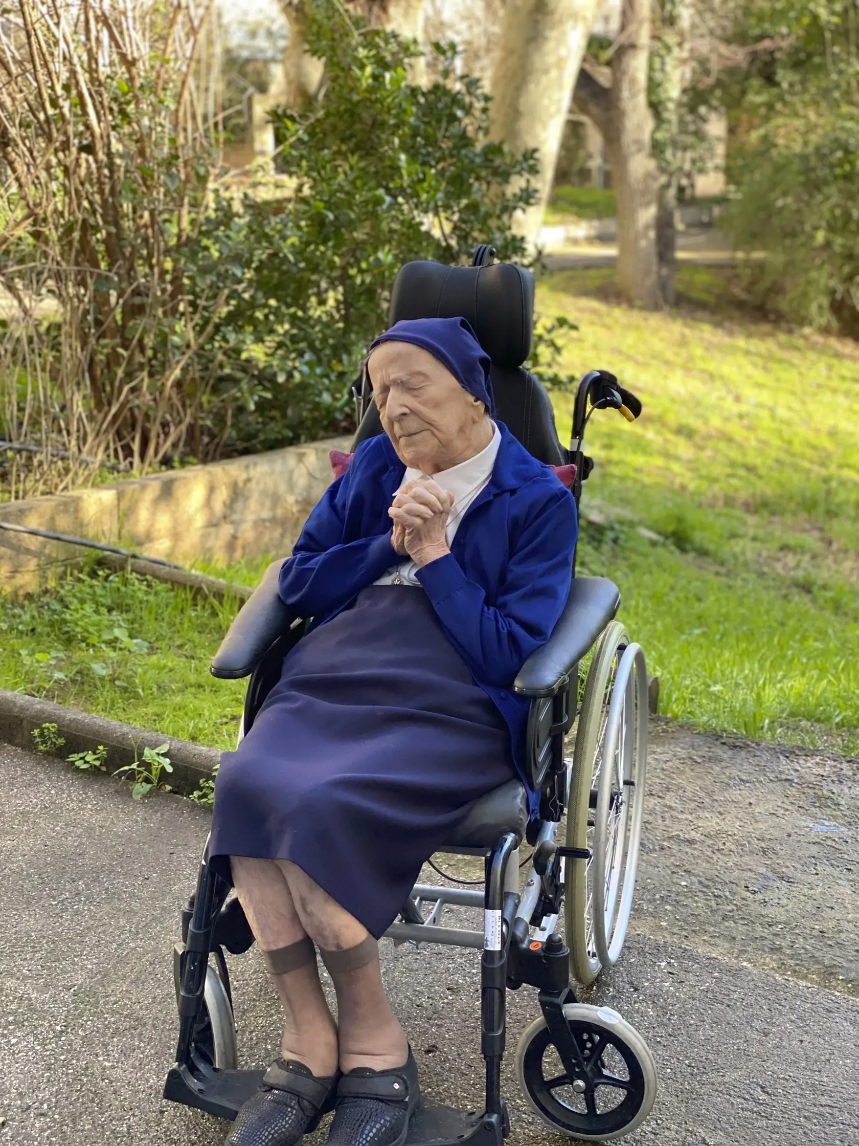 EBE 12 Toulon - Na snímke francúzska mníška Lucile Randonová, ktorá v roku 1944 začala používať meno sestra André a je najstaršou osobou Európy, ktorá prekonala ochorenie COVID-19 len niekoľko dní pred svojimi 117. narodeninami v meste Toulon na juhu Francúzska 10. februára 2021. Sestra André, ktorá je slepá a používa invalidný vozík, sa už teší na oslavu narodenín, ktorá bude vo štvrtok 11. februára - aj keď narodeniny si pripomenie s menšou skupinou obyvateľov domova než obvykle. FOTO TASR/AP
