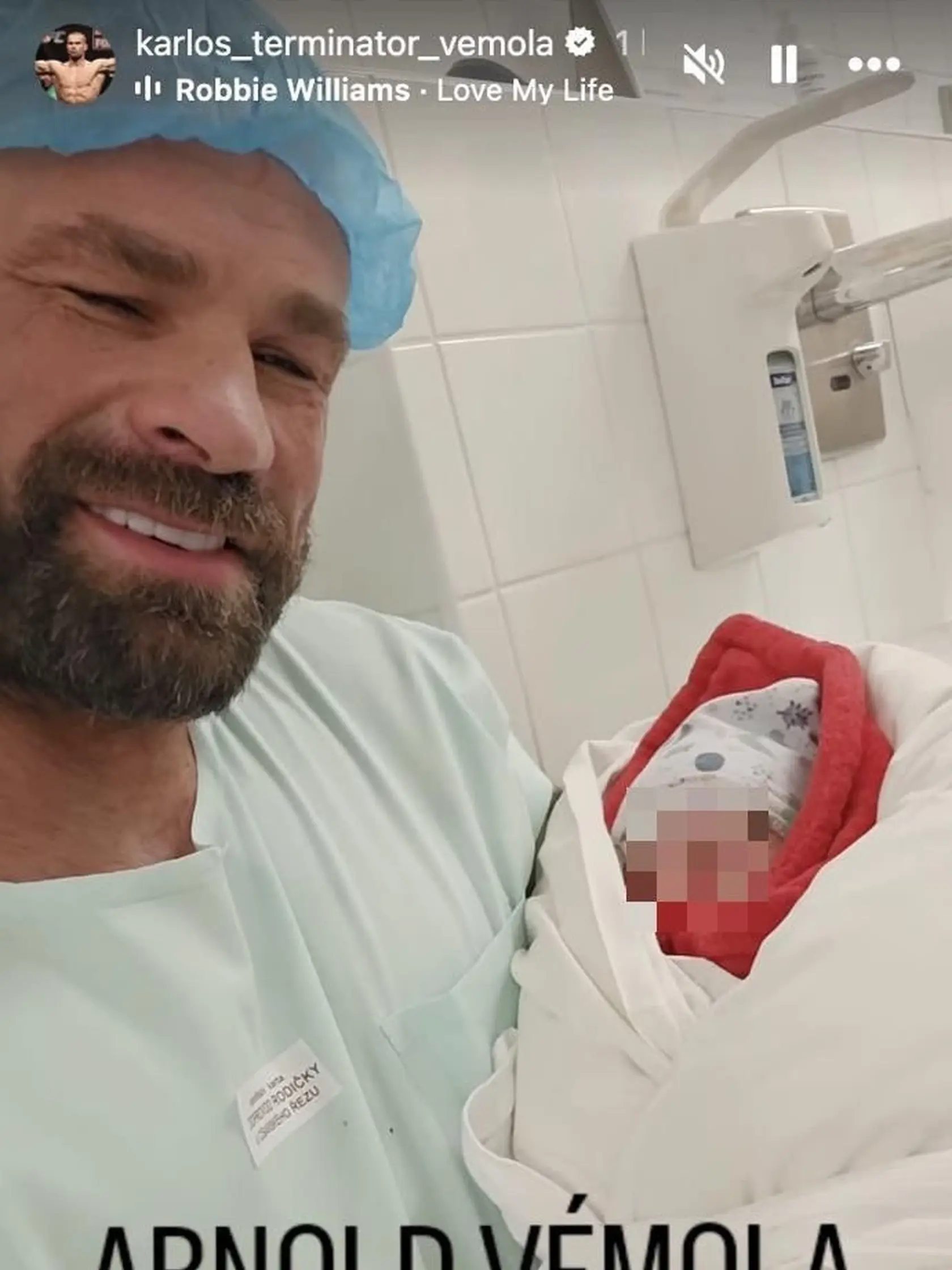 Lela porodila tretie dieťa. Chlapec dostal meno Arnold.