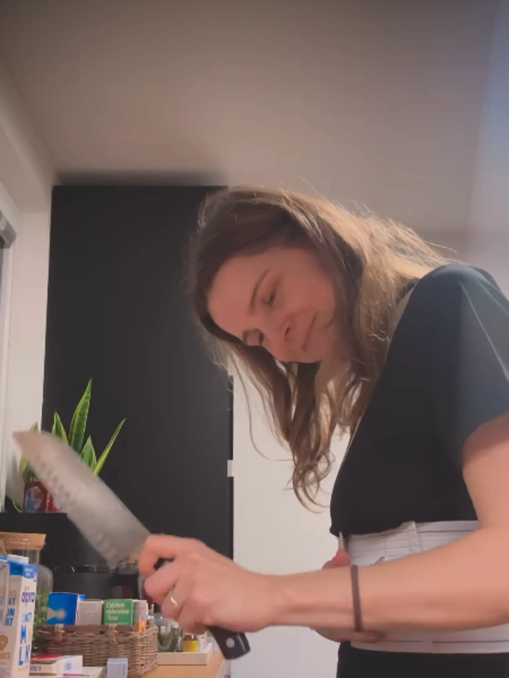 Monika si zo seba vie urobiť srandu! Aha, čo predvádza v kuchyni.