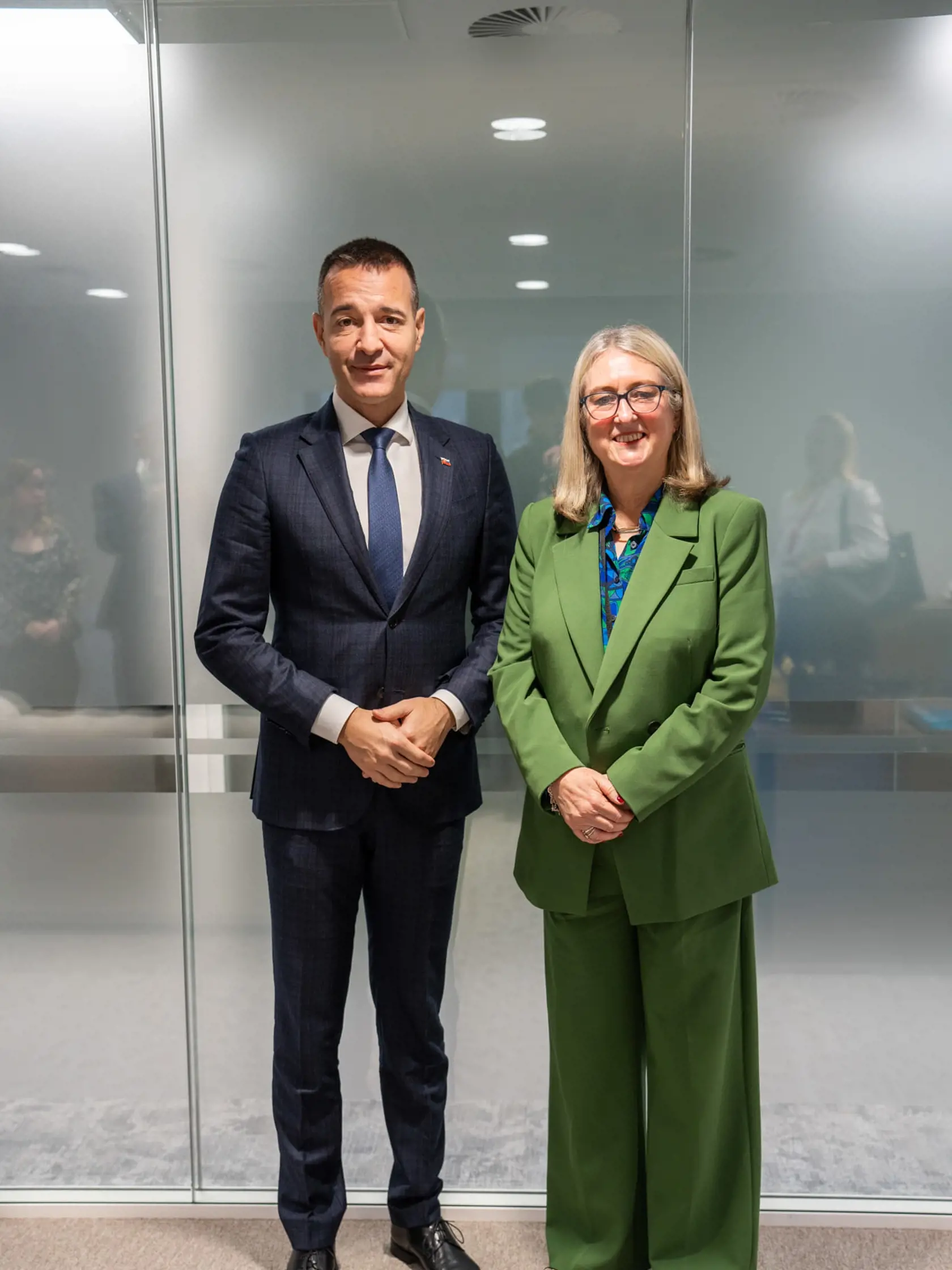  V slovenskom kontexte ide podľa ministerstva o výrazný problém. "EEF vyhodnocuje na základe výstupných dát z tisícov odborných štúdií, aké opatrenia skutočne fungujú, a podporuje, aby sa k nim mohlo dostať čo najviac žiakov. Je to prístup, ktorým sa môžeme inšpirovať aj my pri aplikovaní zmien, ktoré robíme. Podporné opatrenia musíme robiť efektívne a zmysluplne aj s ohľadom na financie," povedal Drucker. 