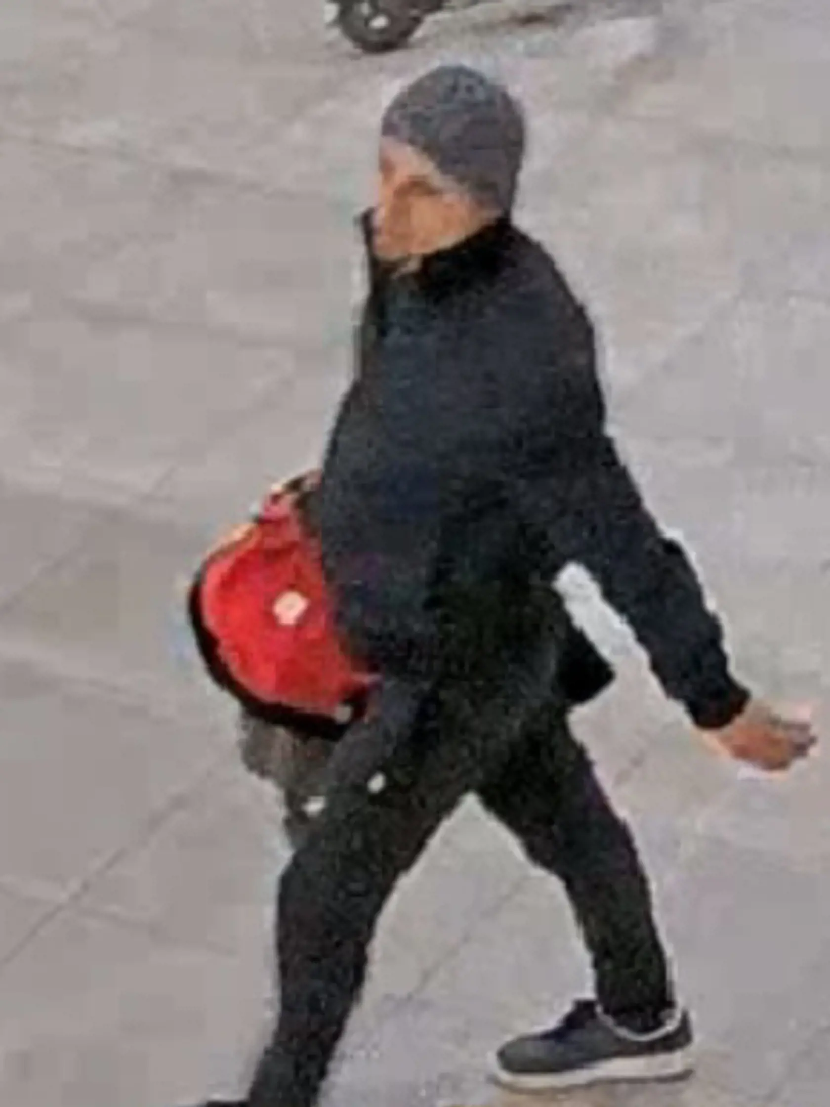 Zlodejovi vôbec neprekážalo, že snímajú kamery. Polícia ho zatiaľ nedolapila.