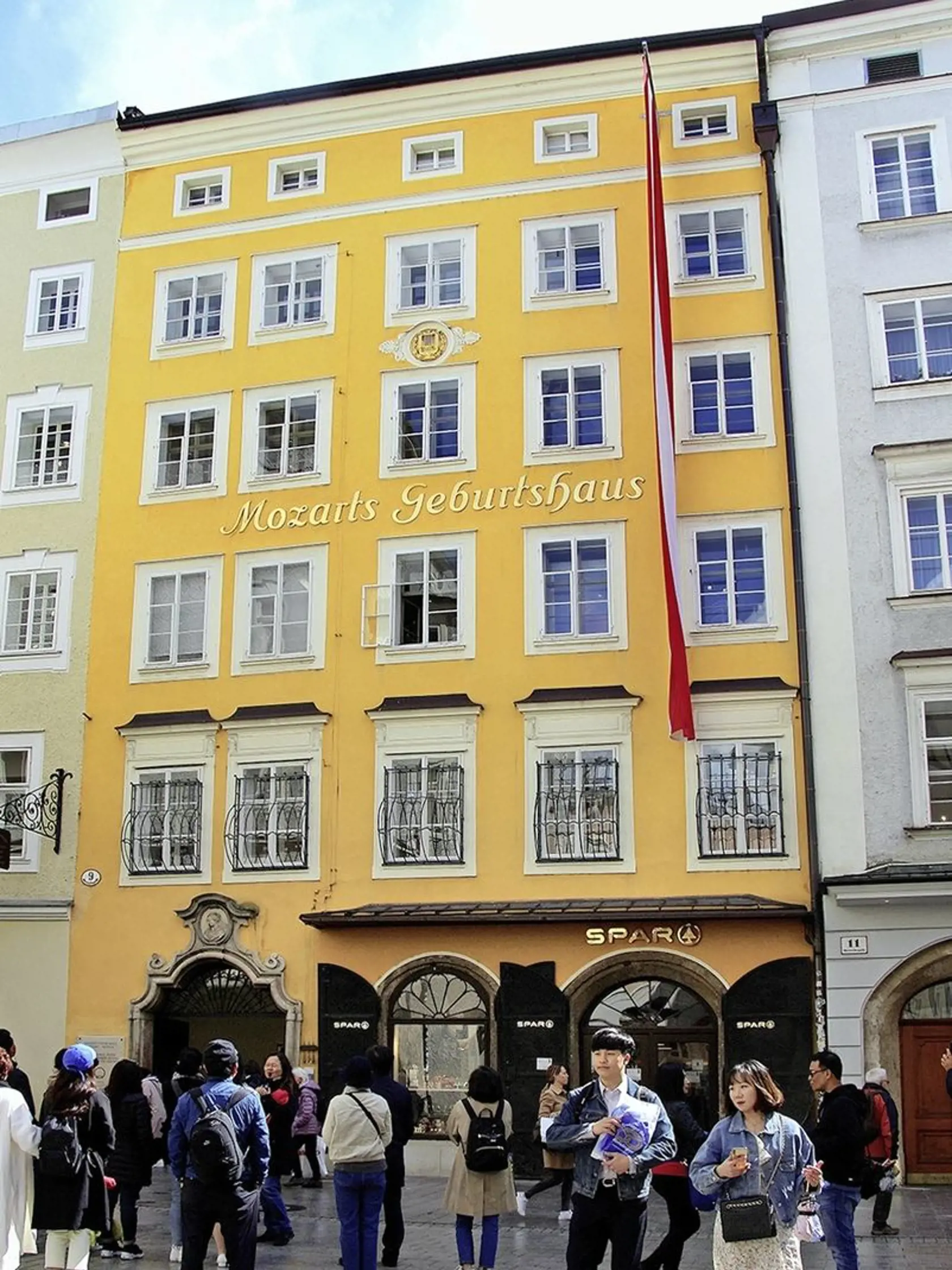 V tomto dome na 3. poschodí sa narodil Mozart. 