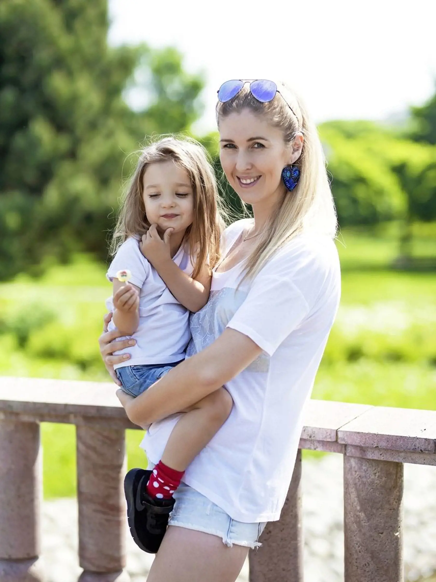 Inšpiráciu hľadá často v samotných klientkach, ktoré nazýva „štebotavé baby“. 